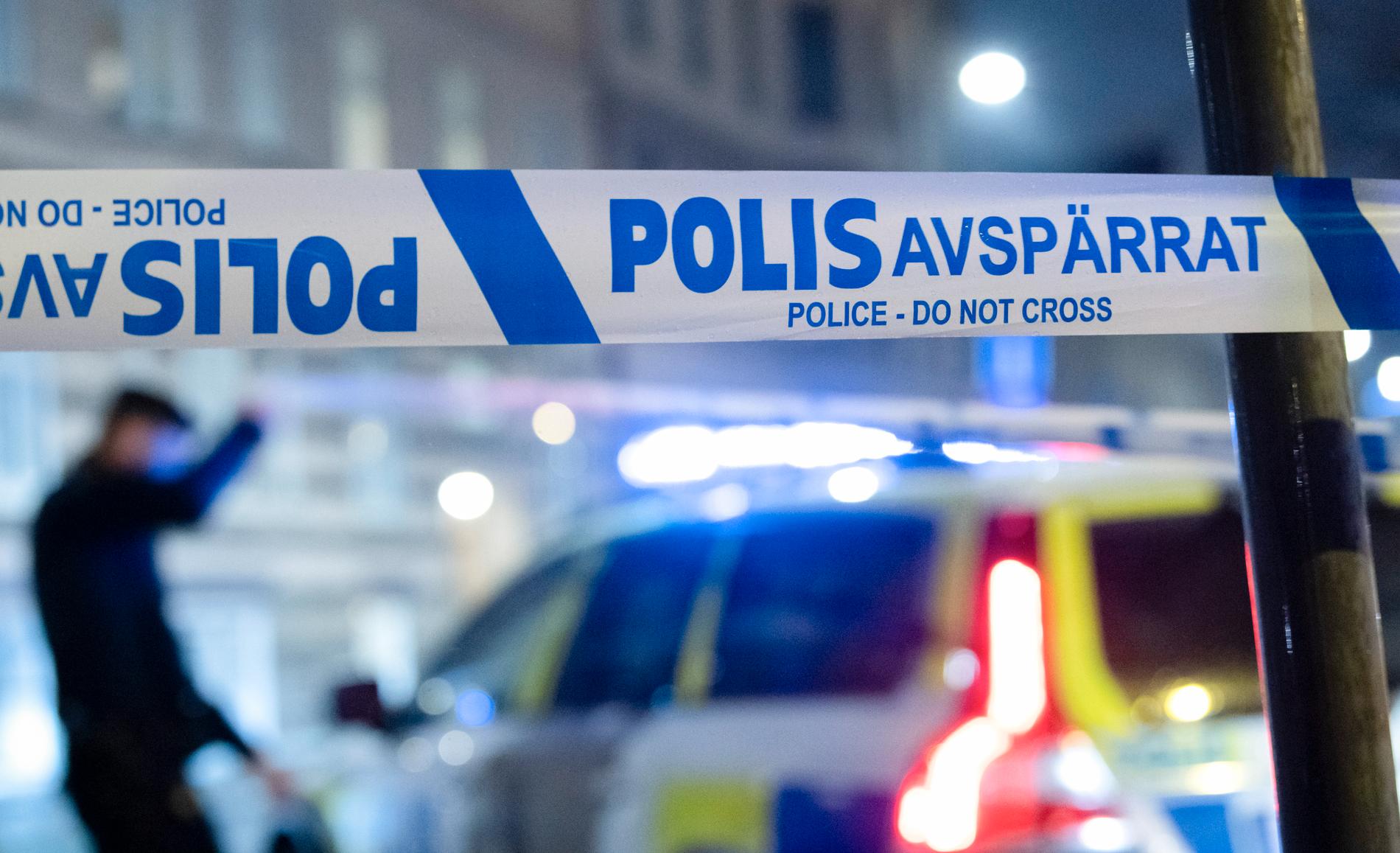 Avspärrningar runt en entré som skadades vid en explosion i Malmö i början av november. Arkivbild.