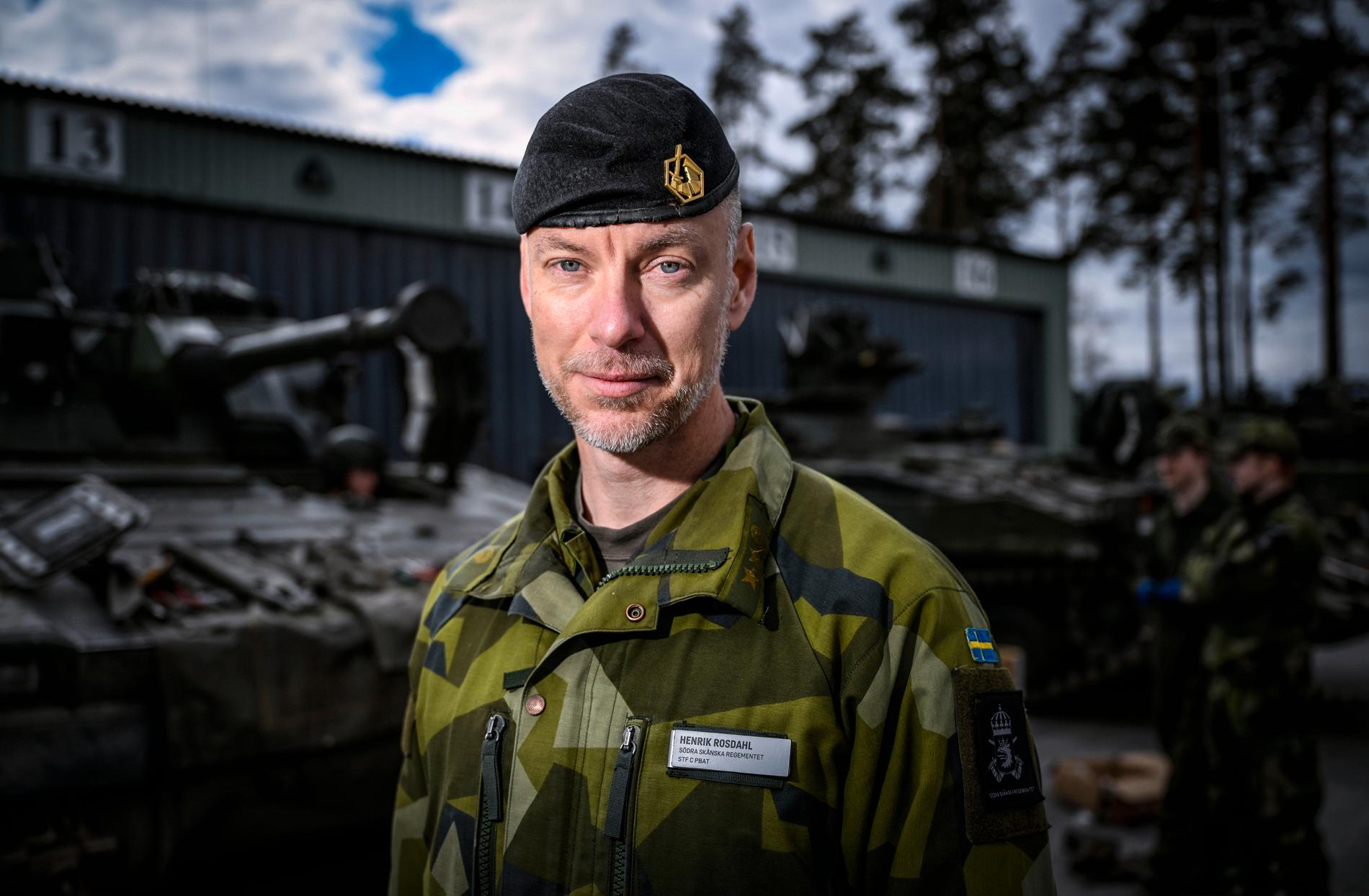 Bataljonschefen Henrik Rosdahl framför en rad med Stridsfordon 90 på P7 i Revinge.