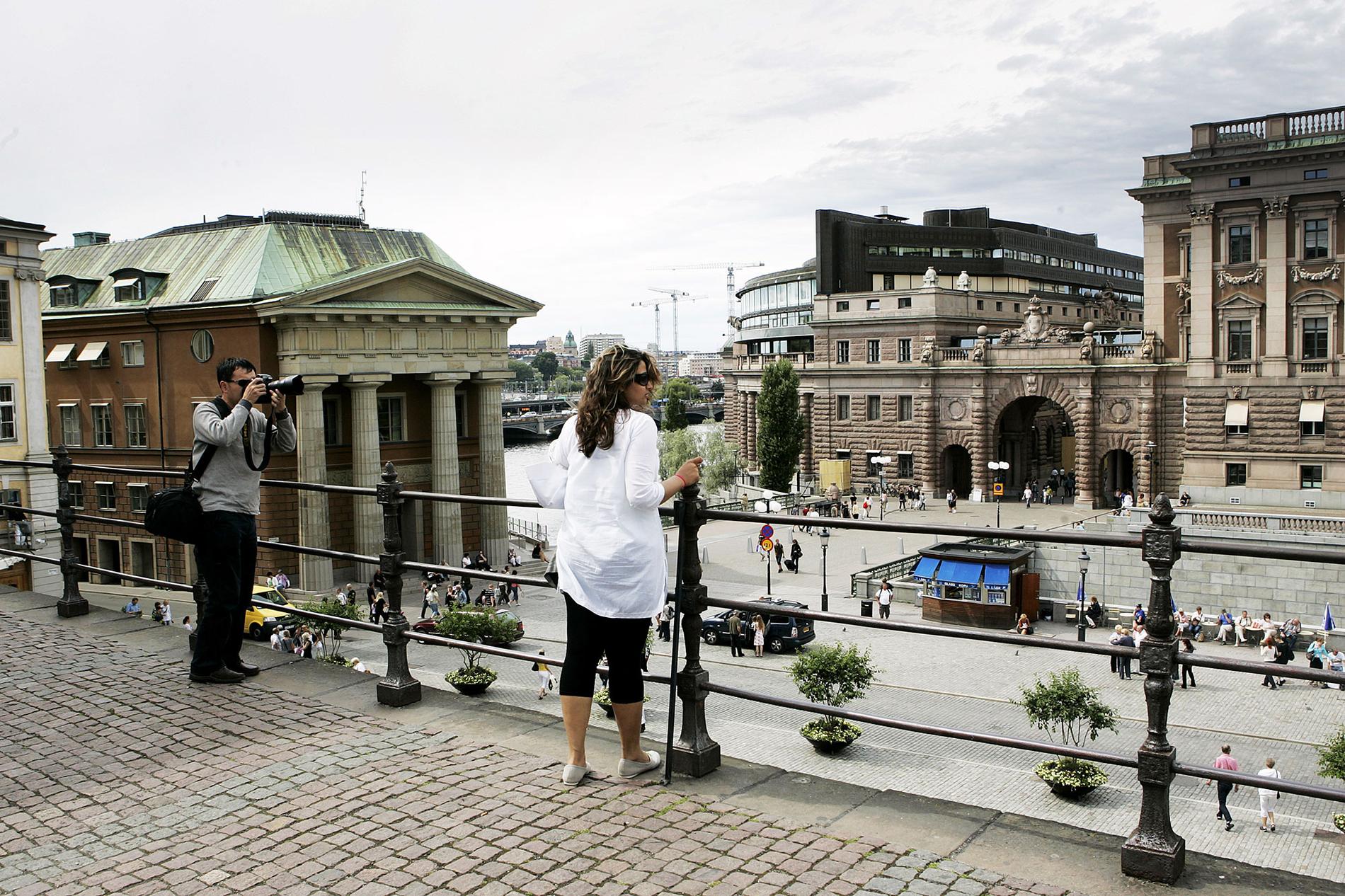 Polska turister i Sverige betalar minst för hotellnätterna i genomsnitt. Personerna på bilden har inget med artikeln att göra.