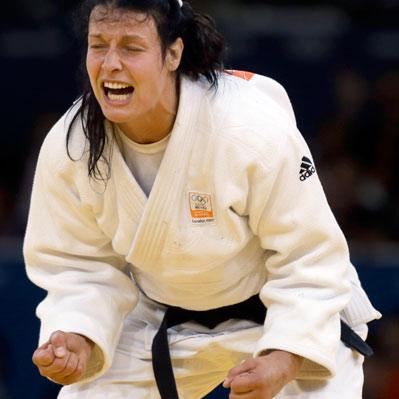 Bronsmedaljören i judo, Edith Bosch, tog saken i egna händer.