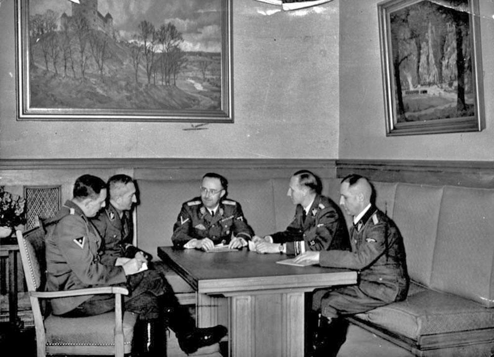 Müller, längst till höger, med bland andra SS-chefen Heinrich Himmler och företrädaren som Gestapochef Reinhardt Heydrich.