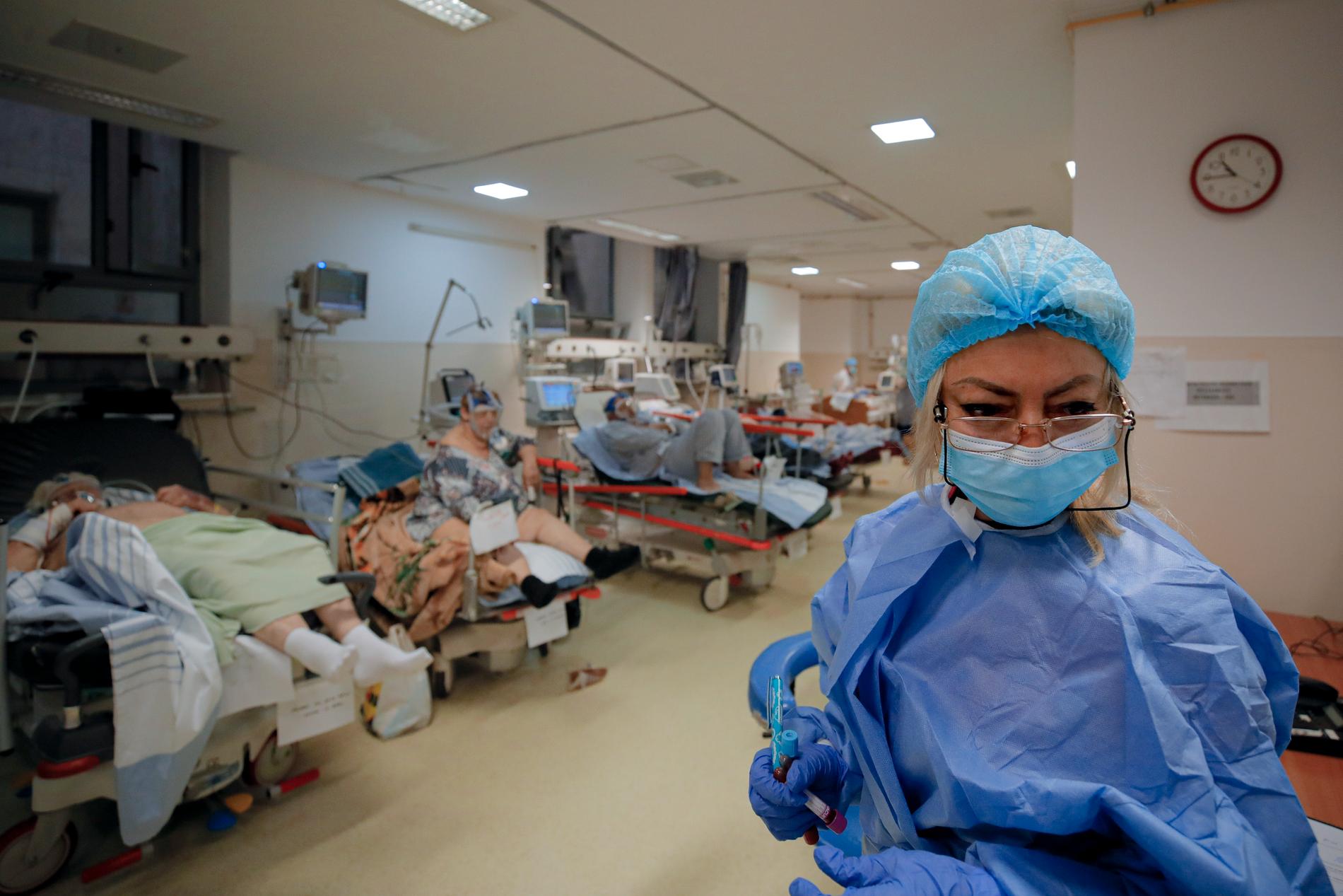 Covid-19-sjuka i ett fullt sjukhusrum i Rumäniens huvudstad Bukarest. Här har fortfarande bara 33 procent av befolkningen fått sin första vaccindos. Arkivfoto.