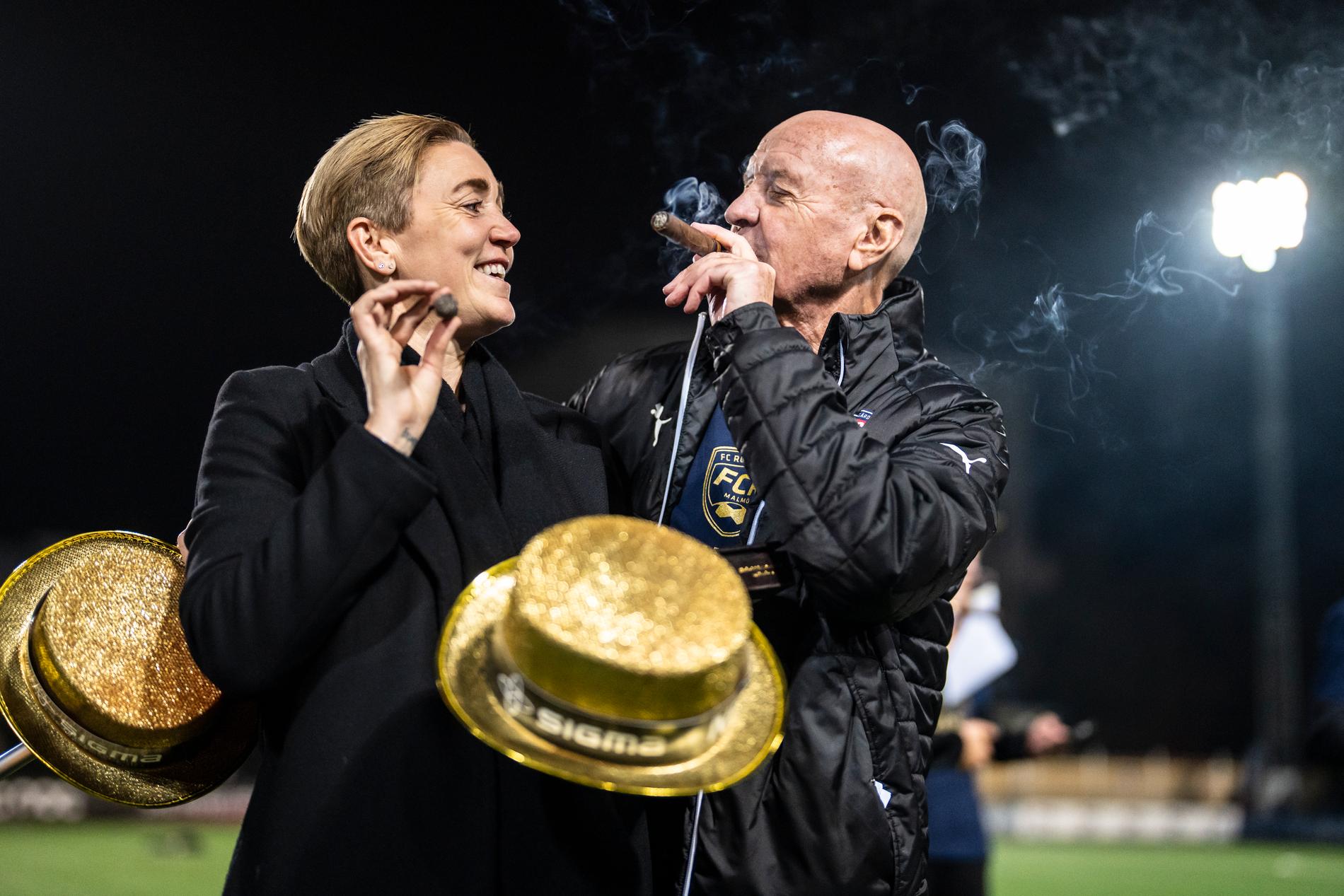 Therese Sjögran firar Rosengårds 19:e SM-guld, 2022, tillsammans med Erling Nilsson