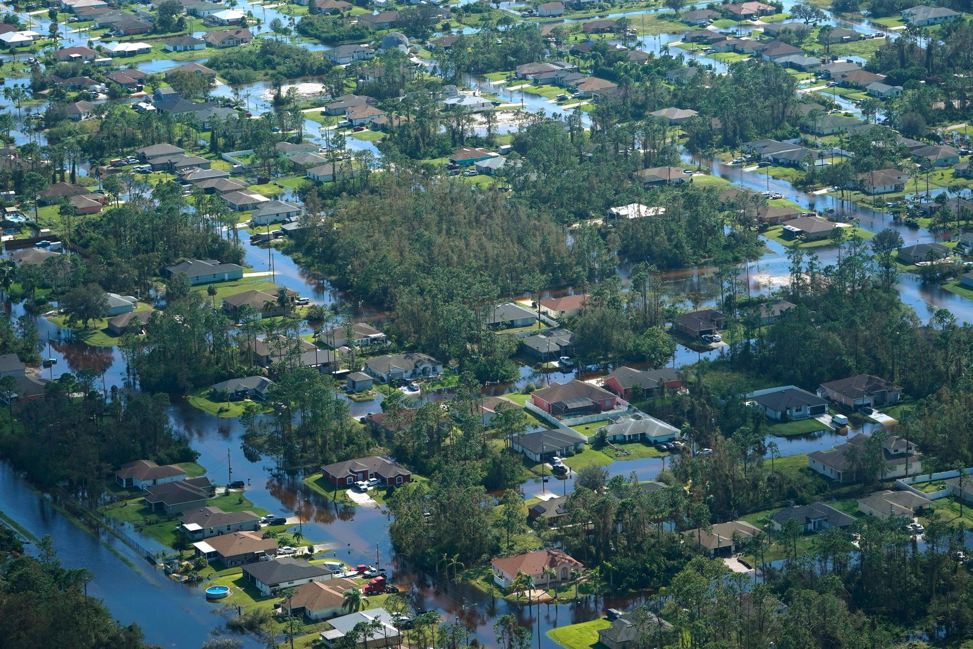 Stora delar av de drabbade områdena i Florida ligger nästintill helt under vatten. Bild från staden Fort Myers på delstatens västkust.