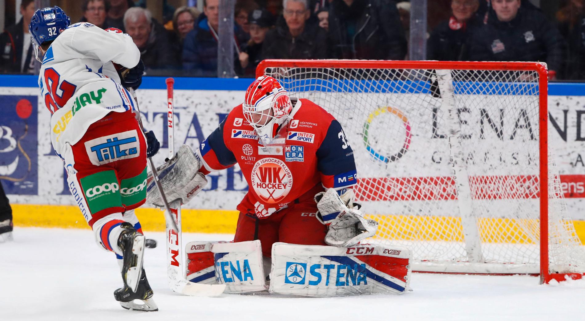 Västerviks målvakt Emil Kruse rädddar en straff från Oskarshamns Markus Modigs under ishockeymatch 27 februari i år i Hockeyallsvenskan mellan Västerviks IK och IK Oskarshamn.