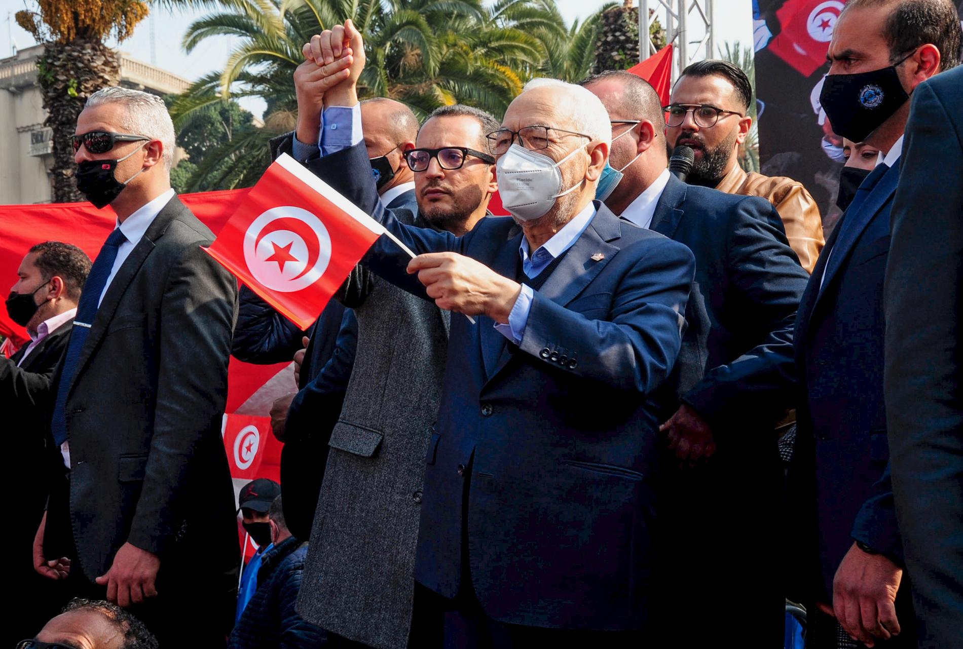 Ennahda-partiet, vars ledare Rached Ghannouchi här deltar i demonstrationer, ber sina anhängare välja dialog framför strid. Arkivbild.