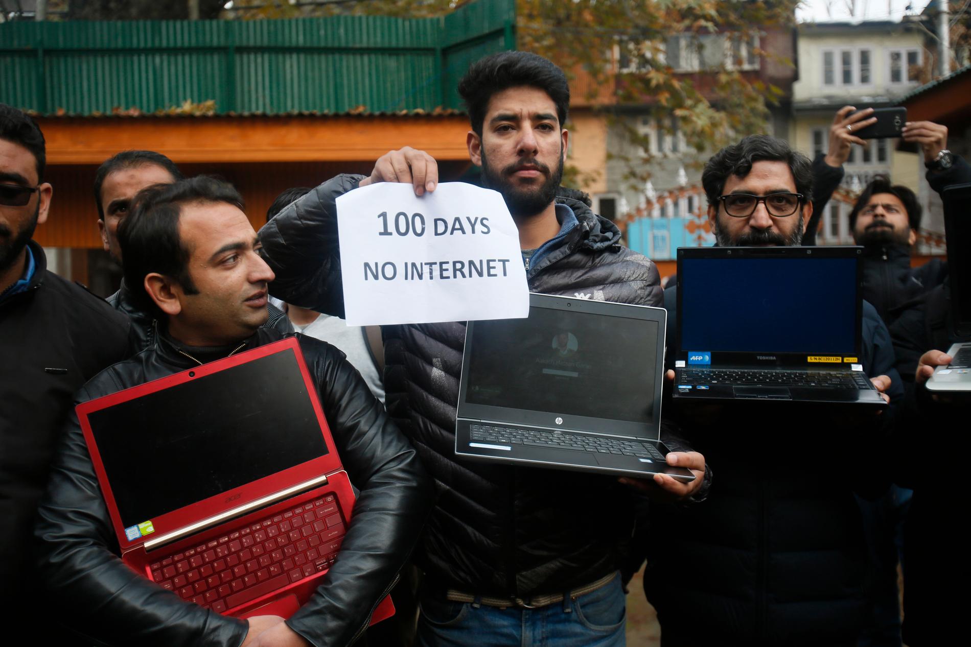Journalister i Kashmir under en protest i november mot nedstängningen av internet. Arkivbild.