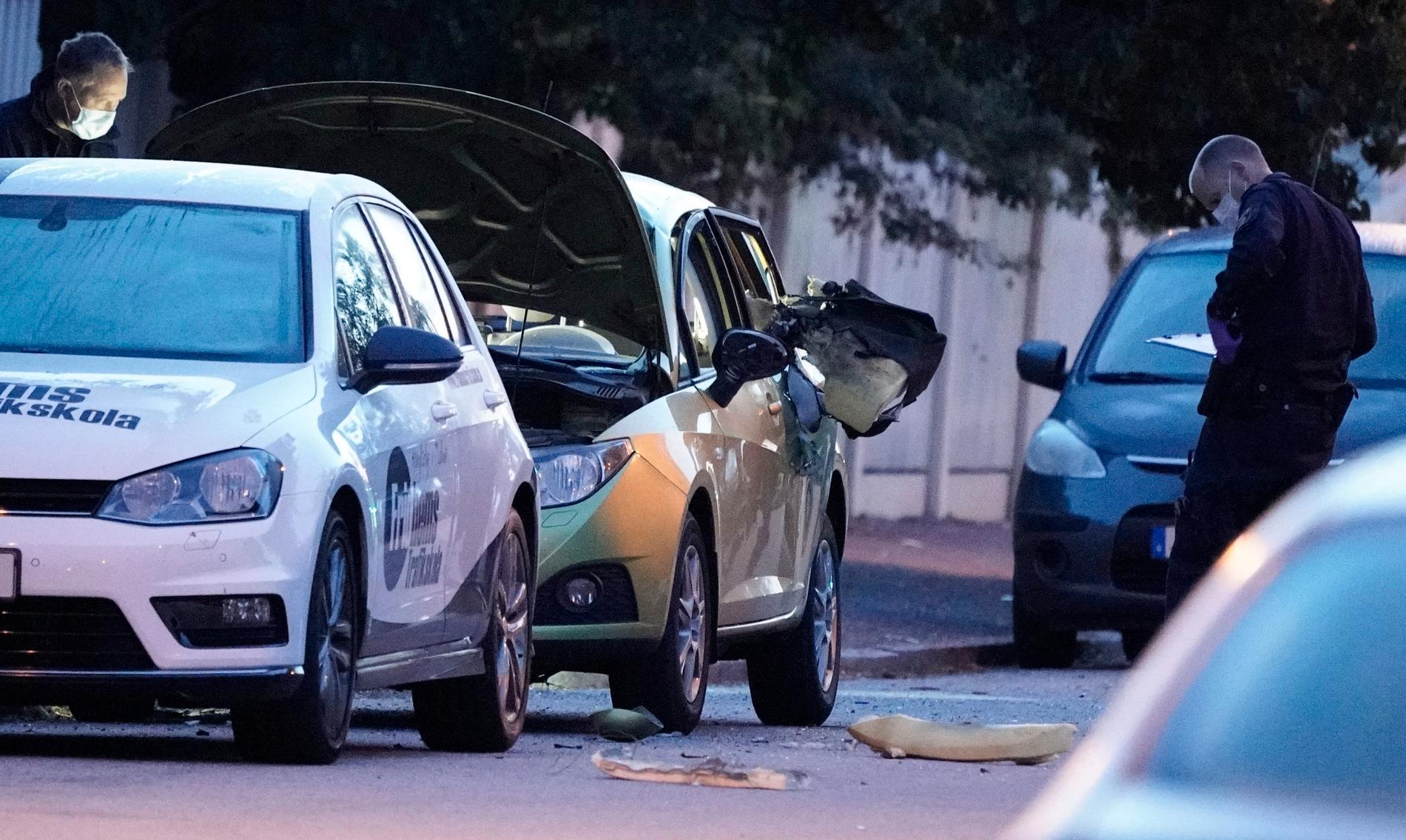 Polisens kriminaltekniker undersöker en bil i Malmö efter en misstänkt detonation natten till torsdagen.