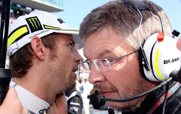 Jenson Button och Ross Brawn i samtal. FOTO: AP