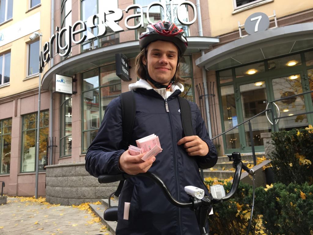 Med en väska fylld med kondomer trampar 20-årige Oscar Mårtensson runt på cykel i Uppsala.