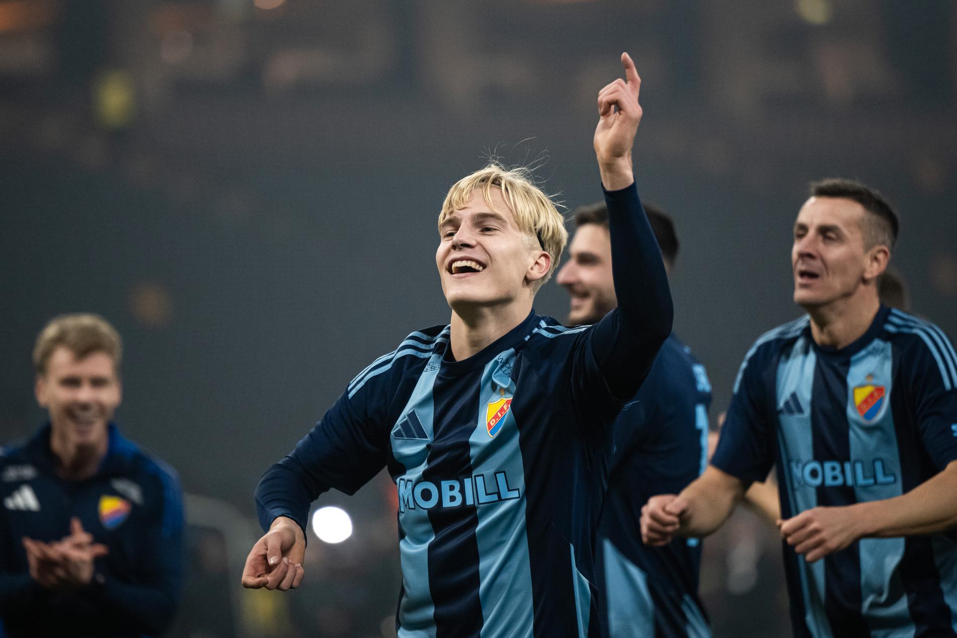 Lucas Bergvall firar Djurgårdens avancemang till final.