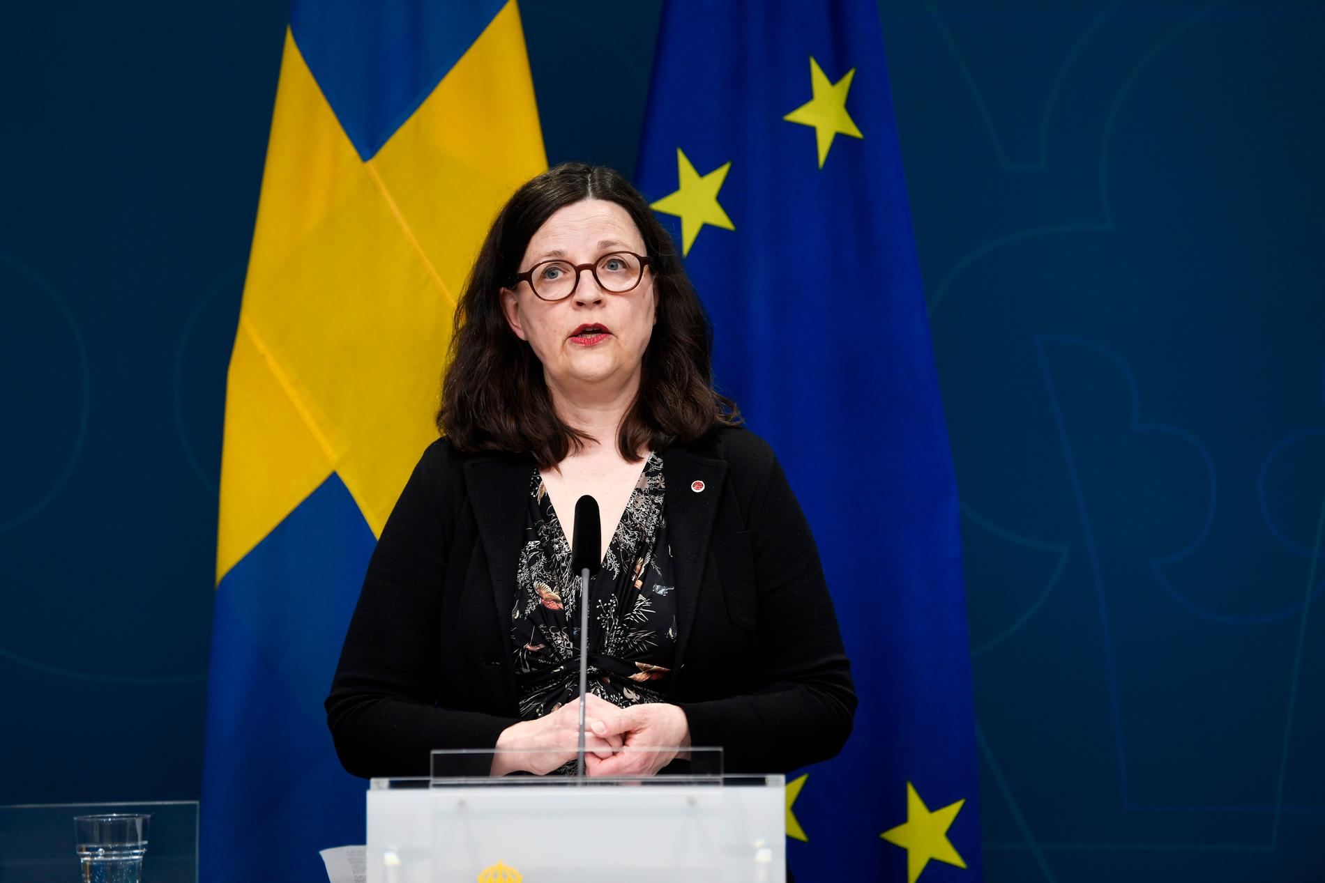 Enligt utbildningsminister Anna Ekström skulle ett beslut om att stänga alla skolor ”kosta mer än det skulle ge”.