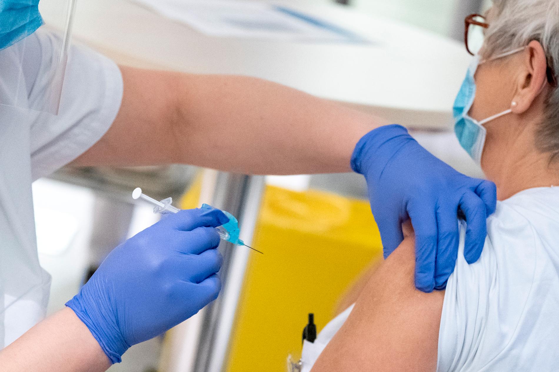 Personal vaccineras med Covid-19 vaccin från Pfizer BioNTech på SUS i Malmö.