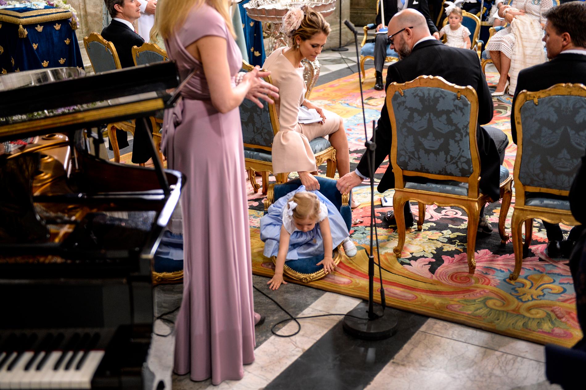 Prinsessan Madeleine och prinsessan Leonore, som tippade av stolen, under prins Oscars dop i slottskyrkan på Stockholms slott på fredagen.