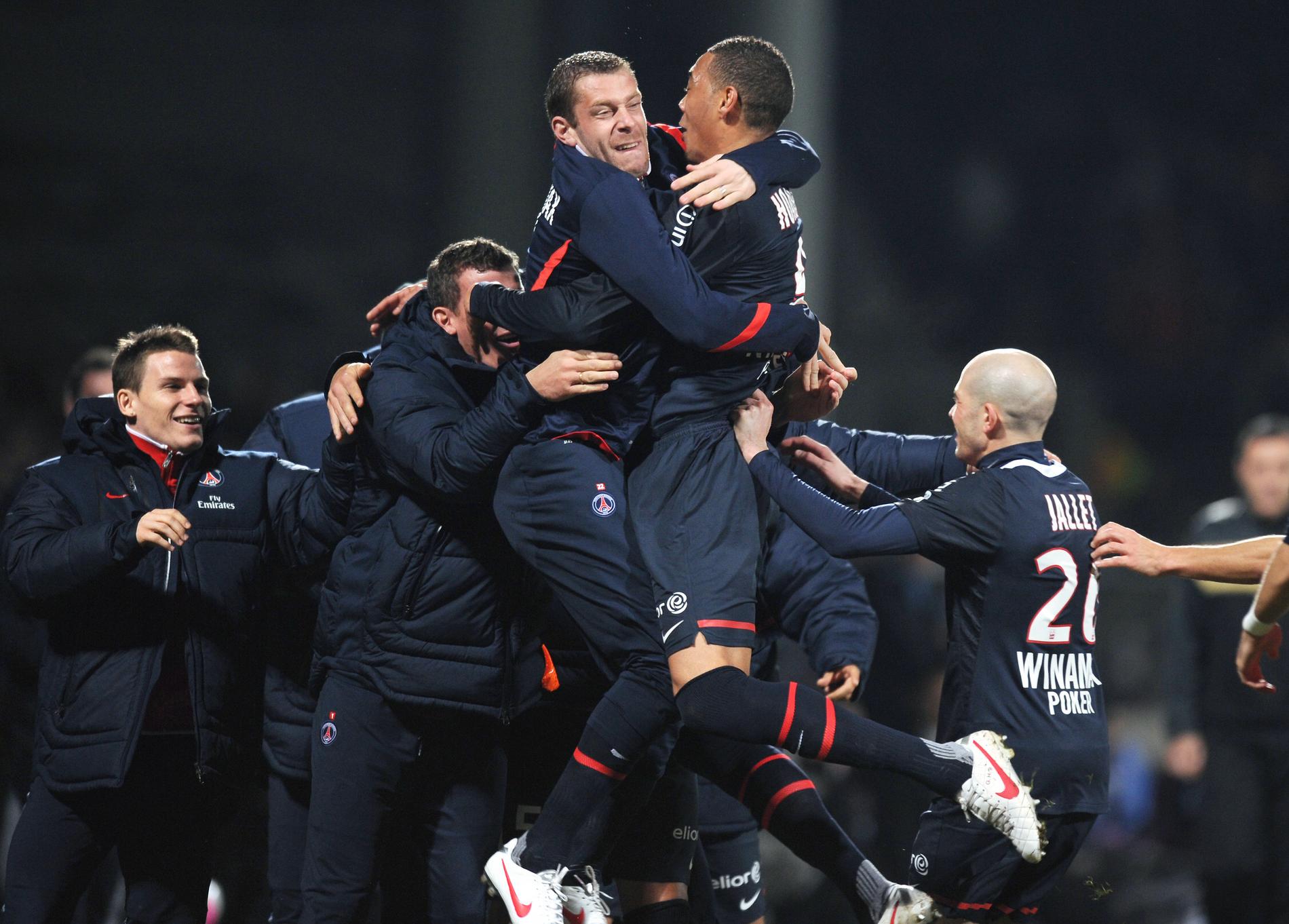 Paris Saint–Germain firar efter att Guillaume Hoarau gjort mål mot Lyon.