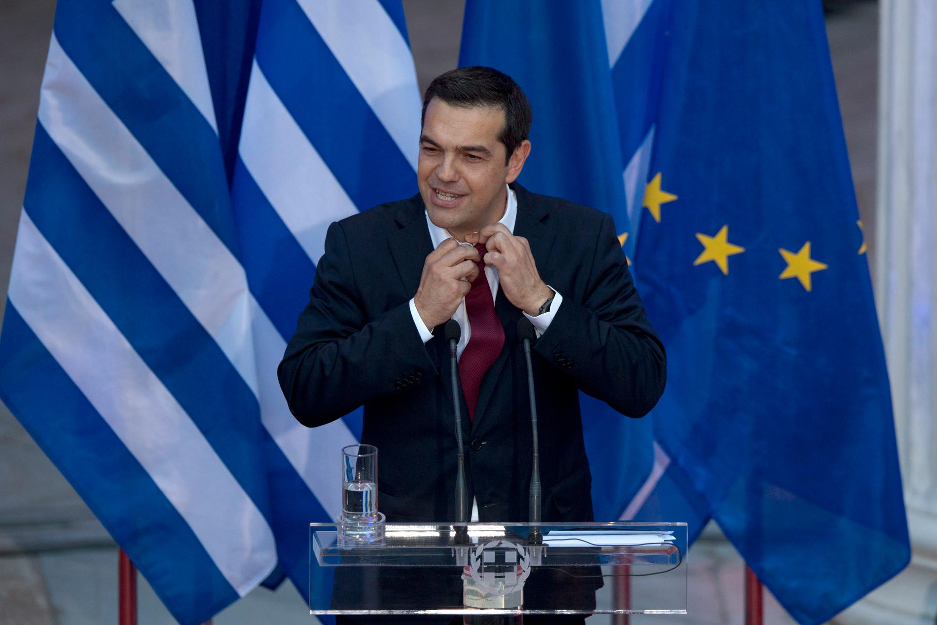 Greklands premiärminister Alexis Tsipras i en vinröd slips.
