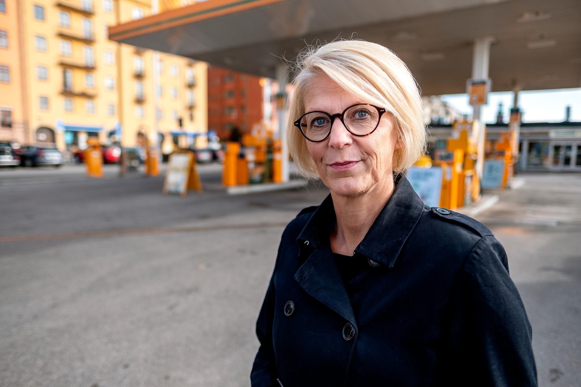 Elisabeth Svantesson säger att Moderaterna vill sänka skatten på bensin.