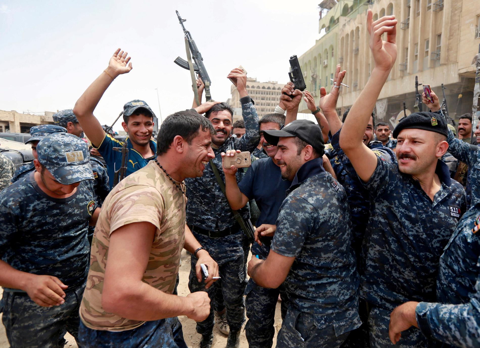 Irakiska soldater firar i Gamla stan i Mosul.