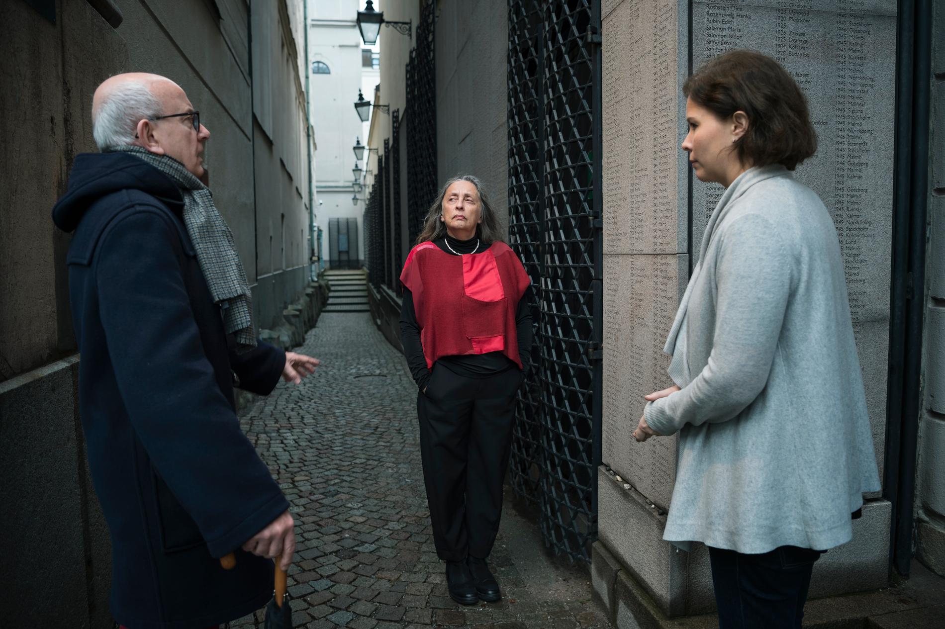 Peter Kadhammar möter Sara Wasersztrum och Charlotte Manderman på Judiska församlingen i Stockholm.
