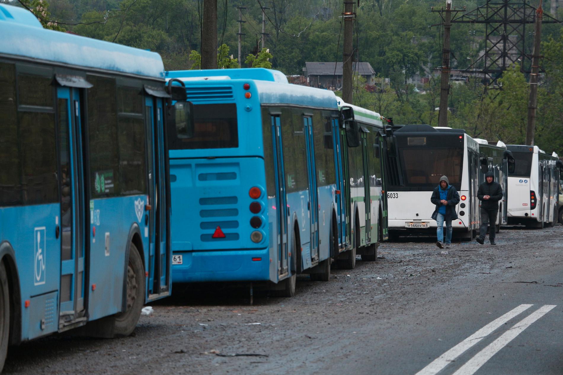 Bussar väntar på att transportera ukrainska soldater från stålverket. Bild från torsdagen. 