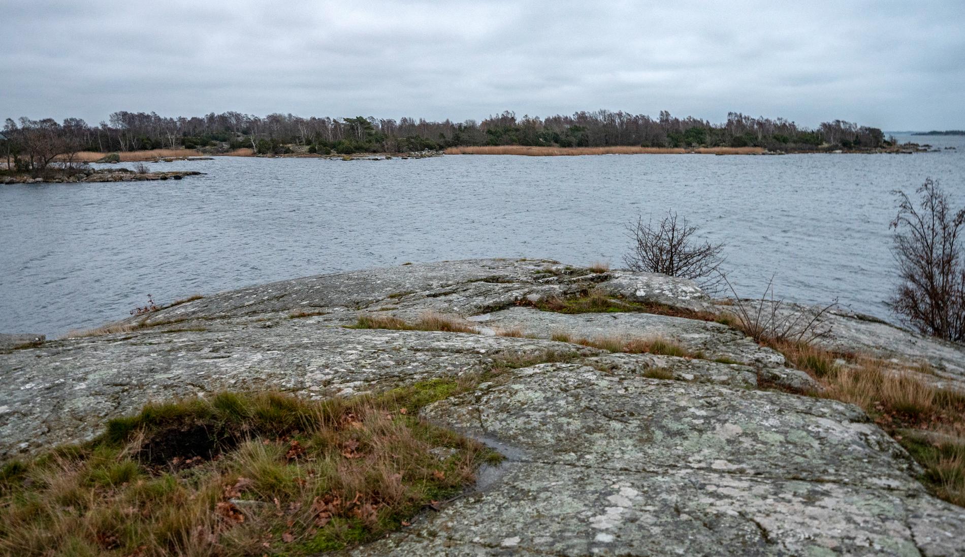 Ön Varö i Karlskrona skärgård sedd från Skillingenäs. Här hittades kvarlevorna av en man som försvann förra sommaren. Arkivbild.