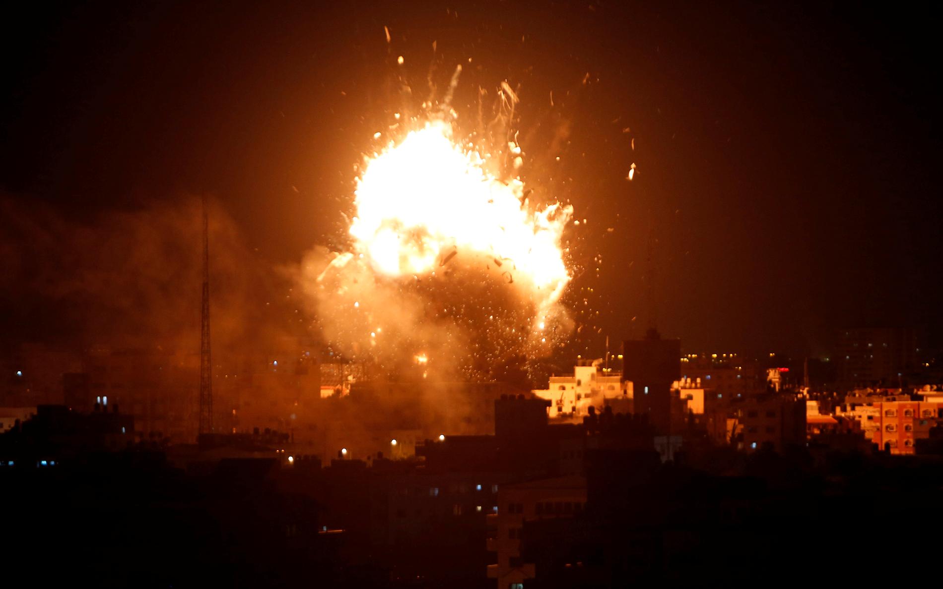 Explosioner vid en Israelisk flygattack mot Hamas tv-station i Gaza City