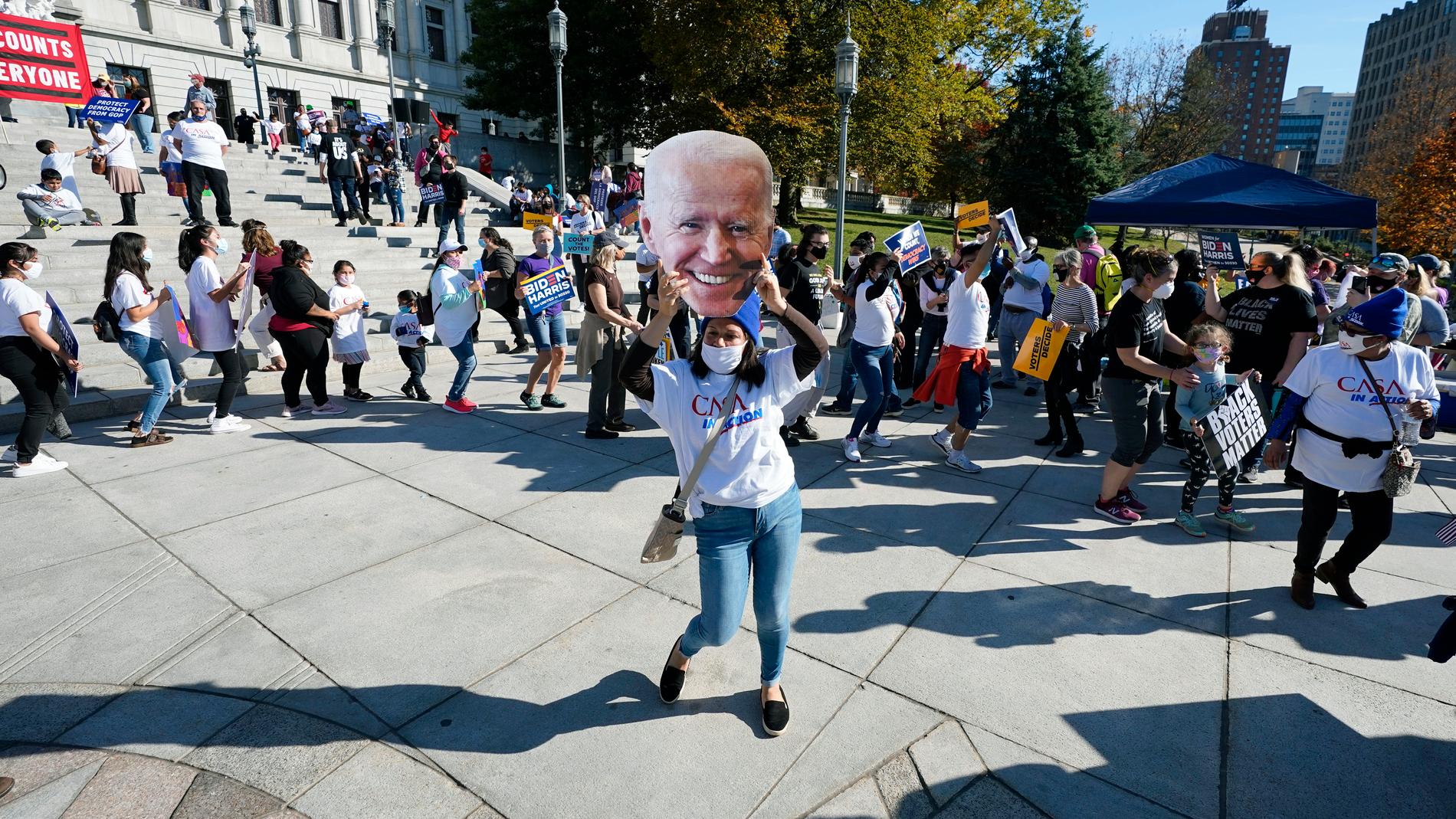 Folk dansar av glädje över att Joe Biden vunnit i Pennsylvania. 