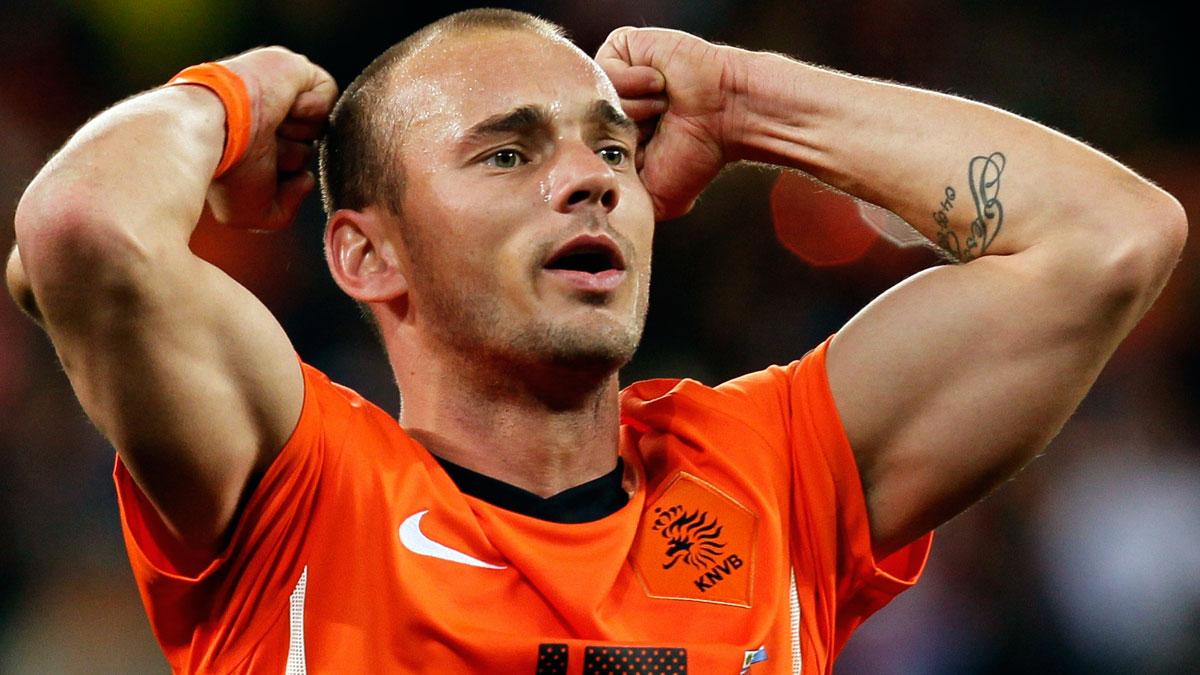 Hjälte Sneijder, här i Hollands tröja, avgjorde derbyt mot Fenerbahce.