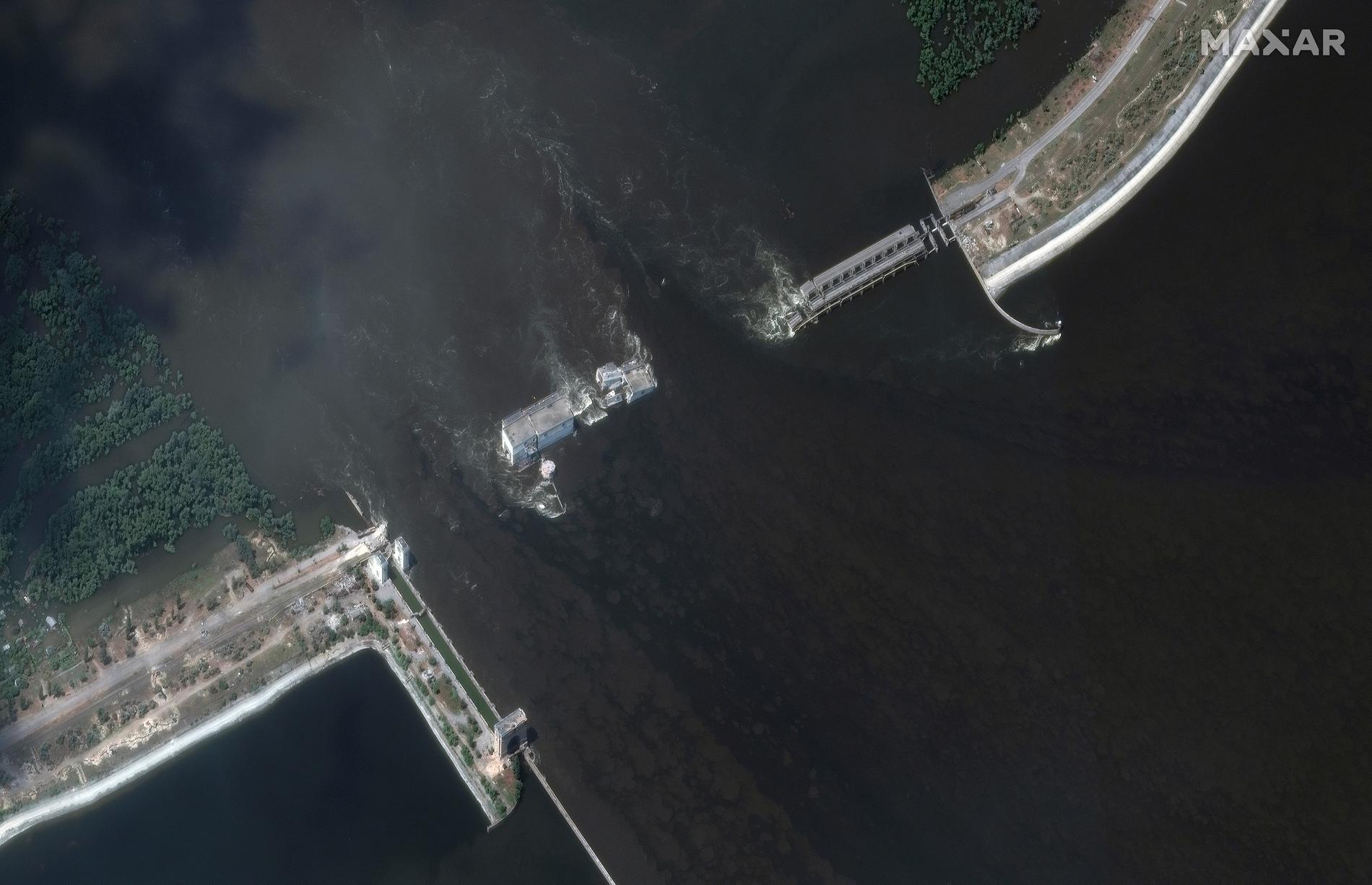 En satellitbild visar den förstörda Kachovkadammen.