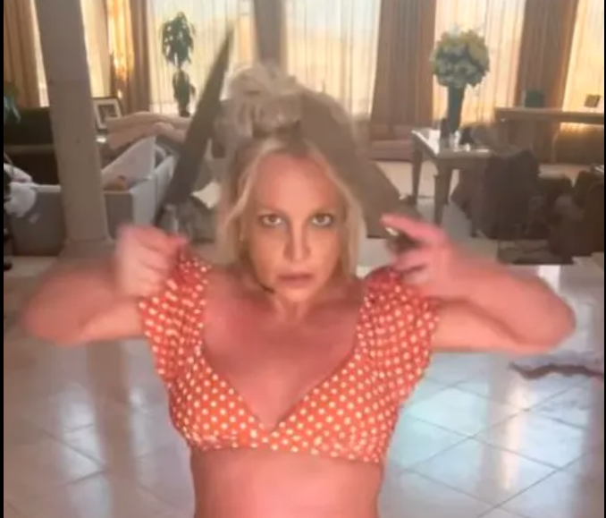 Britney Spears dansar med knivar.