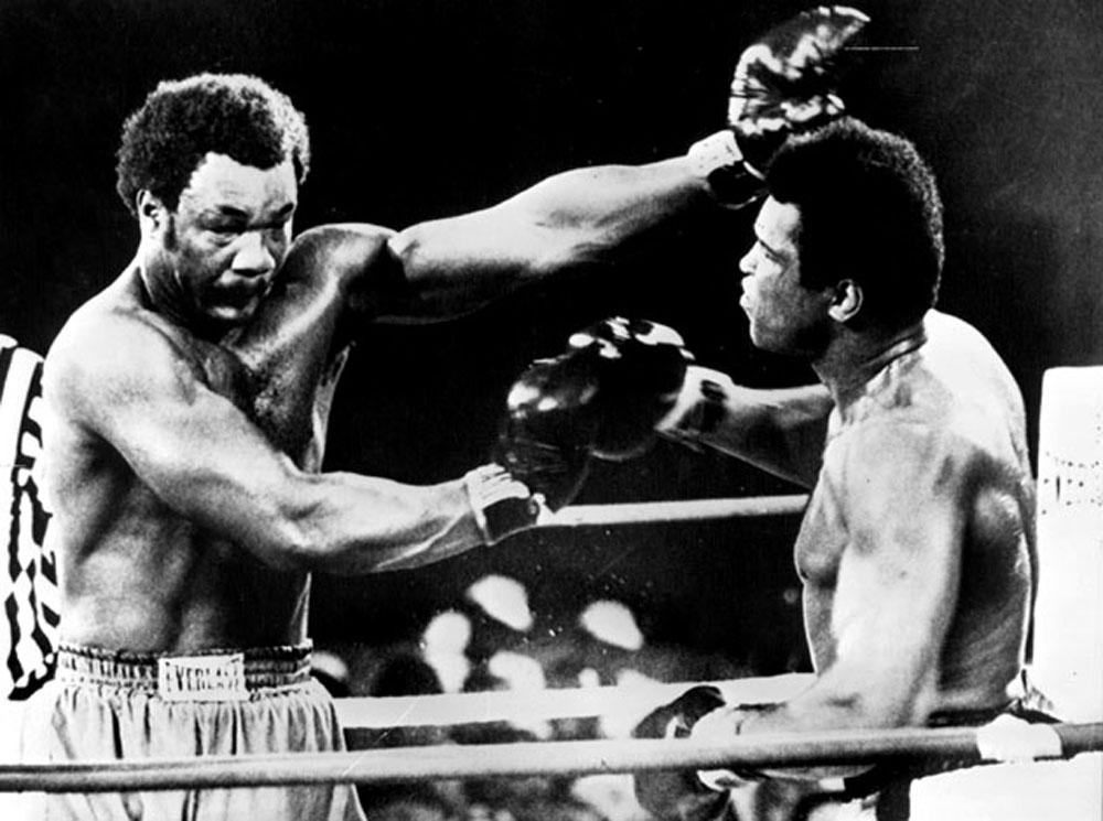 HÄR KOMMER HÖGERN Matchen mellan George Foreman och Muhammad Ali i Kinshasa, Zaire, 1974 är en av historiens mest omtalade idrottshändelser. Den är mer känd som "The Rumble in the Jungle” och få trodde att 32-årige Ali skulle ha en chans mot 25-åringen Foreman. Men Ali lät Foreman slå sig trött och gick sedan till motattack.