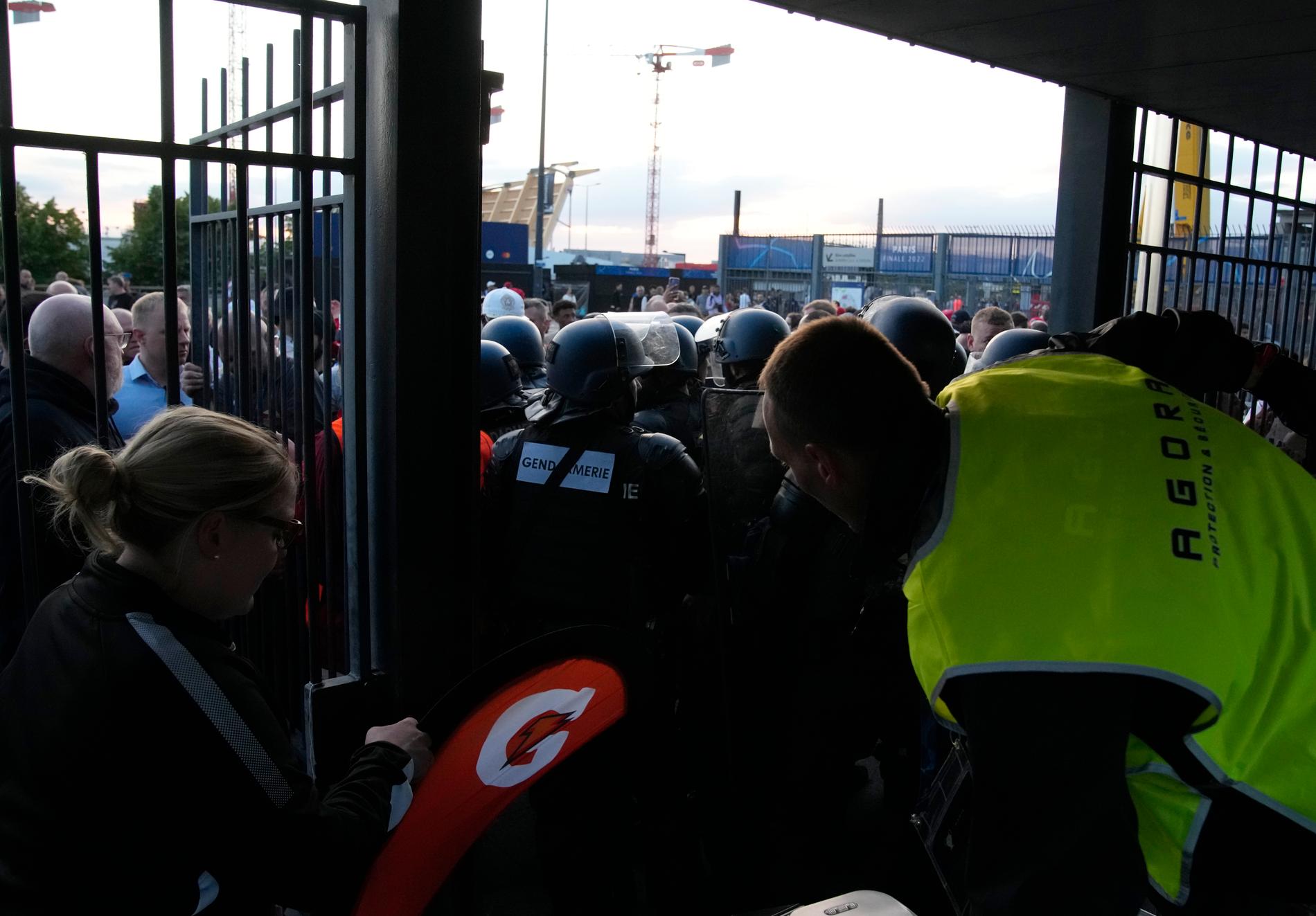 Polis bevakar ingångar till Stade de France, där det blev kaos inför Champions League-finalen.