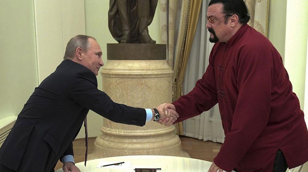 Steven Seagal skakar hand med Rysslands president Vladimir Putin under ett möte i Kreml i fjol. 