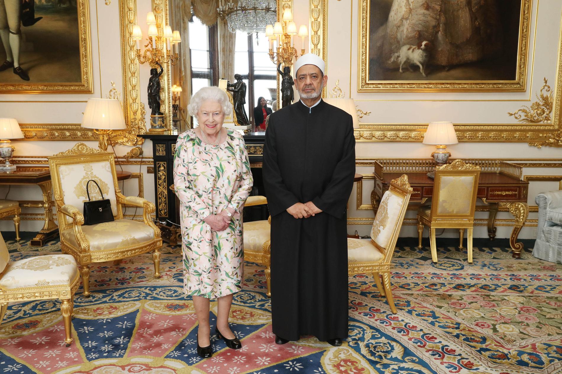 Dag ett: Donald Trump har landat på brittisk mark. Samtidigt har drottning Elizabeth besök av Al-Azhars överimam Ahmed Al-Tayeb. Drottningen bär då en brosch hon fick som personlig gåva av paret Obama. 