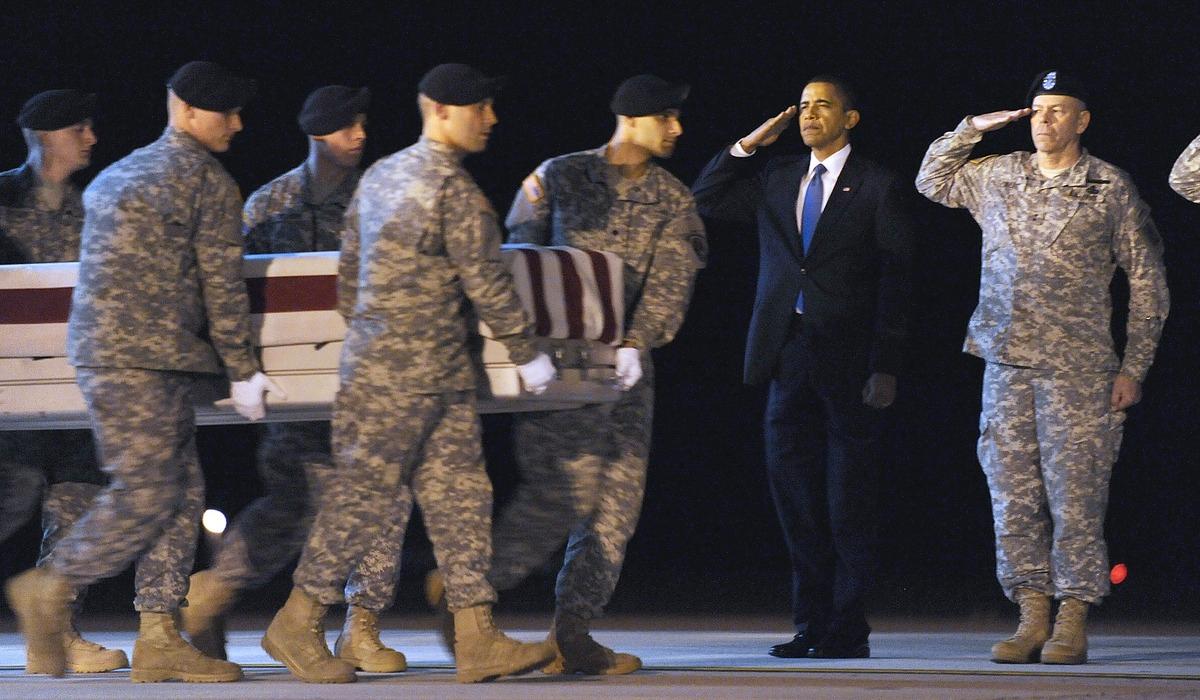 HYLLAS SOM HJÄLTAR President Barack Obama och generalmajor Daniel Wright närvarar under sergeant Dale R Griffins begravning i oktober 2009. Griffin, som dog i Afghanistan, är en av många som mist livet i kriget mot terrorismen.