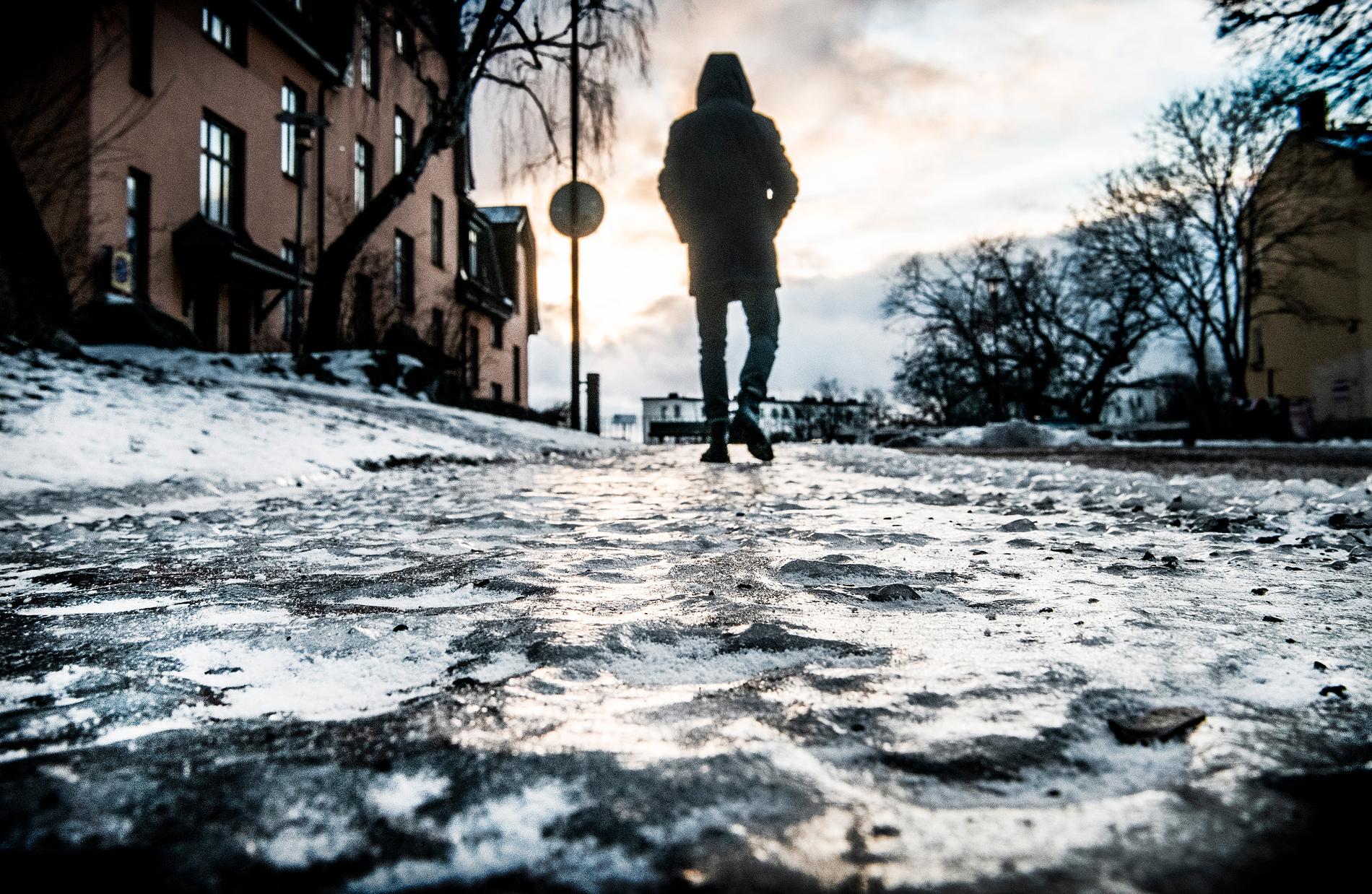 Ishalka ställer till det i Älvsbyn. Arkivbild på isig gata på annat håll.