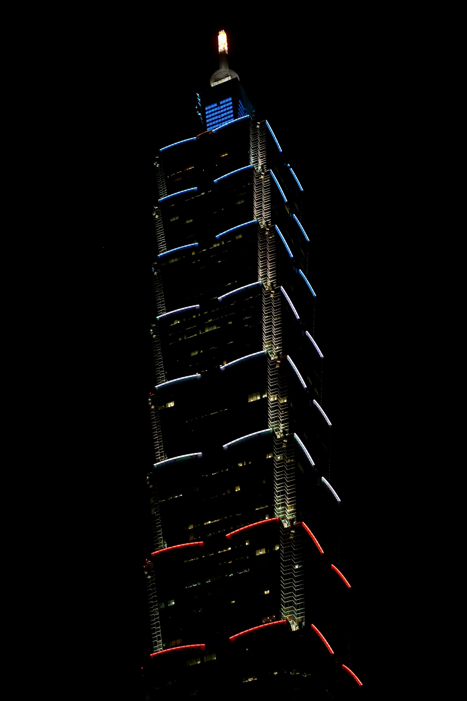 Taiwans landmärke Taipei 101 lyser i den franska flaggans färger efter torsdagens terrorattack i Nice.