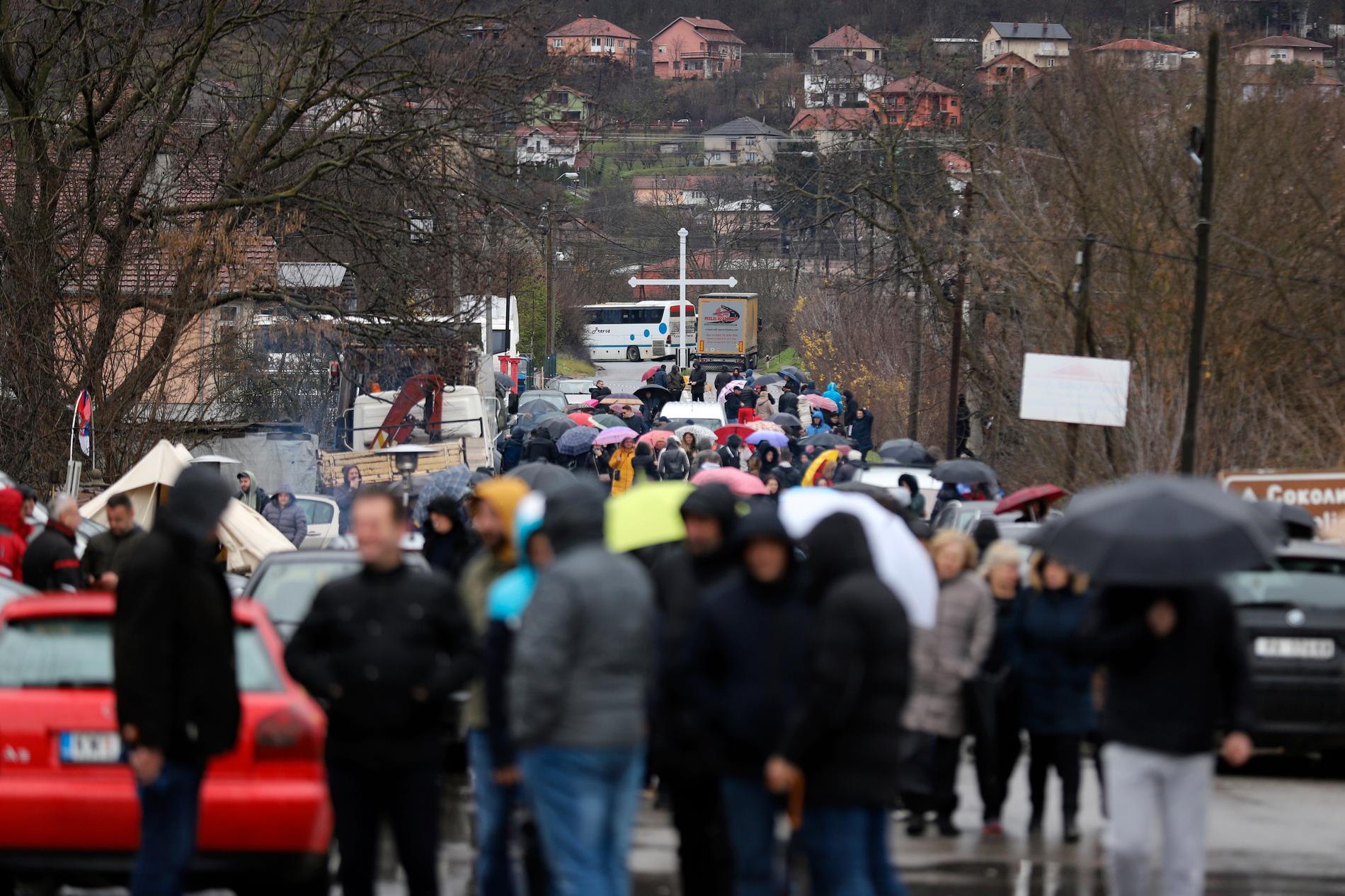 Demonstranter som blockerar vägen intill en by i norra Kosovo. 