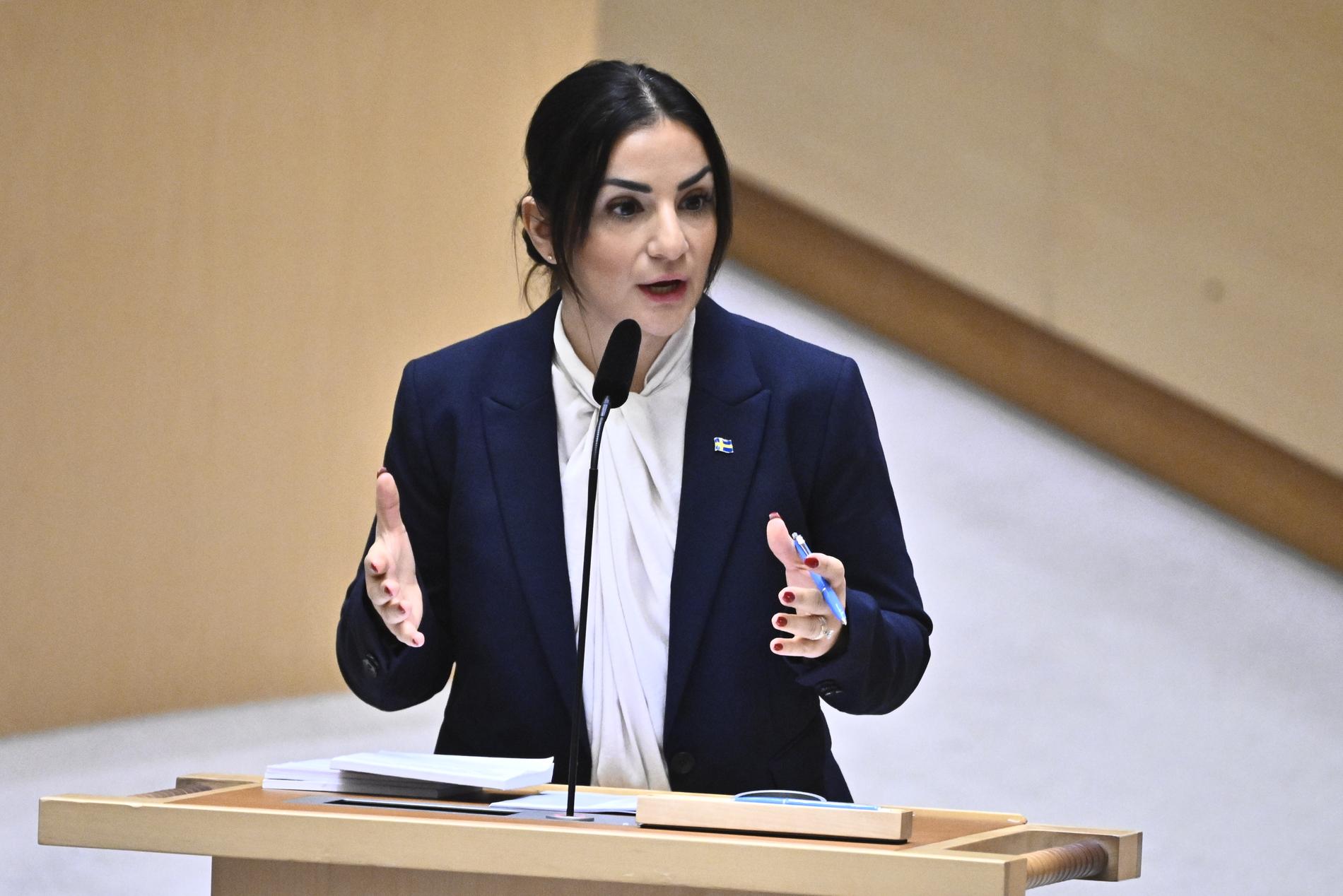 Kulturminister Parisa Liljestrand (M) under tisdagens debatt i riksdagen om antisemitismen i Sverige.
