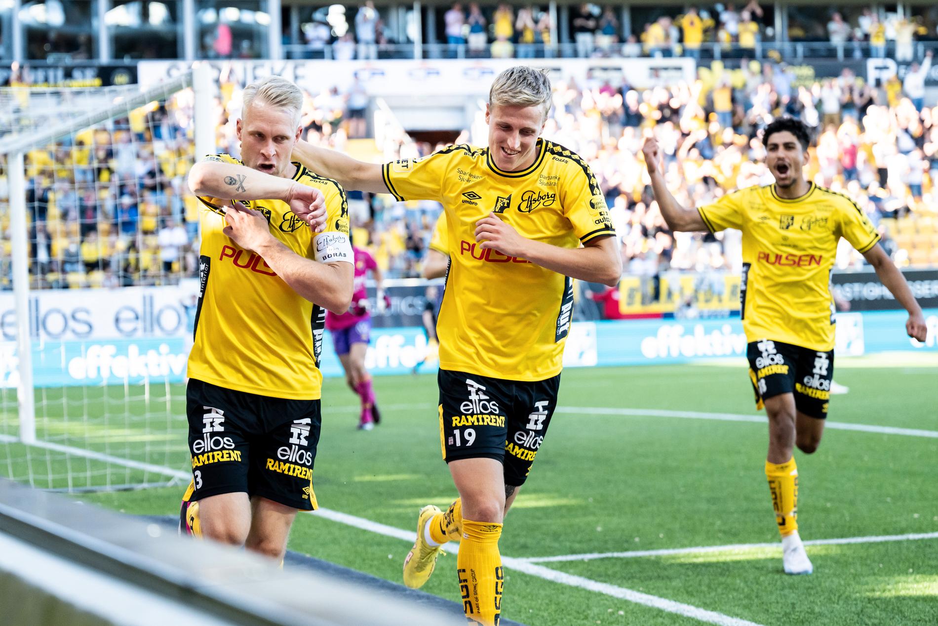 Johan Larsson jublar efter sitt 1–0-mål.