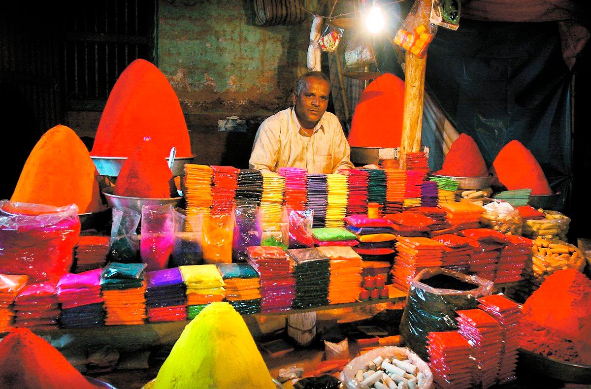 ANDLIGT Gokarna är ett populärt mål för pilgrimer. Här säljs färgpulver som man kastar på varandra under högtiden holi.