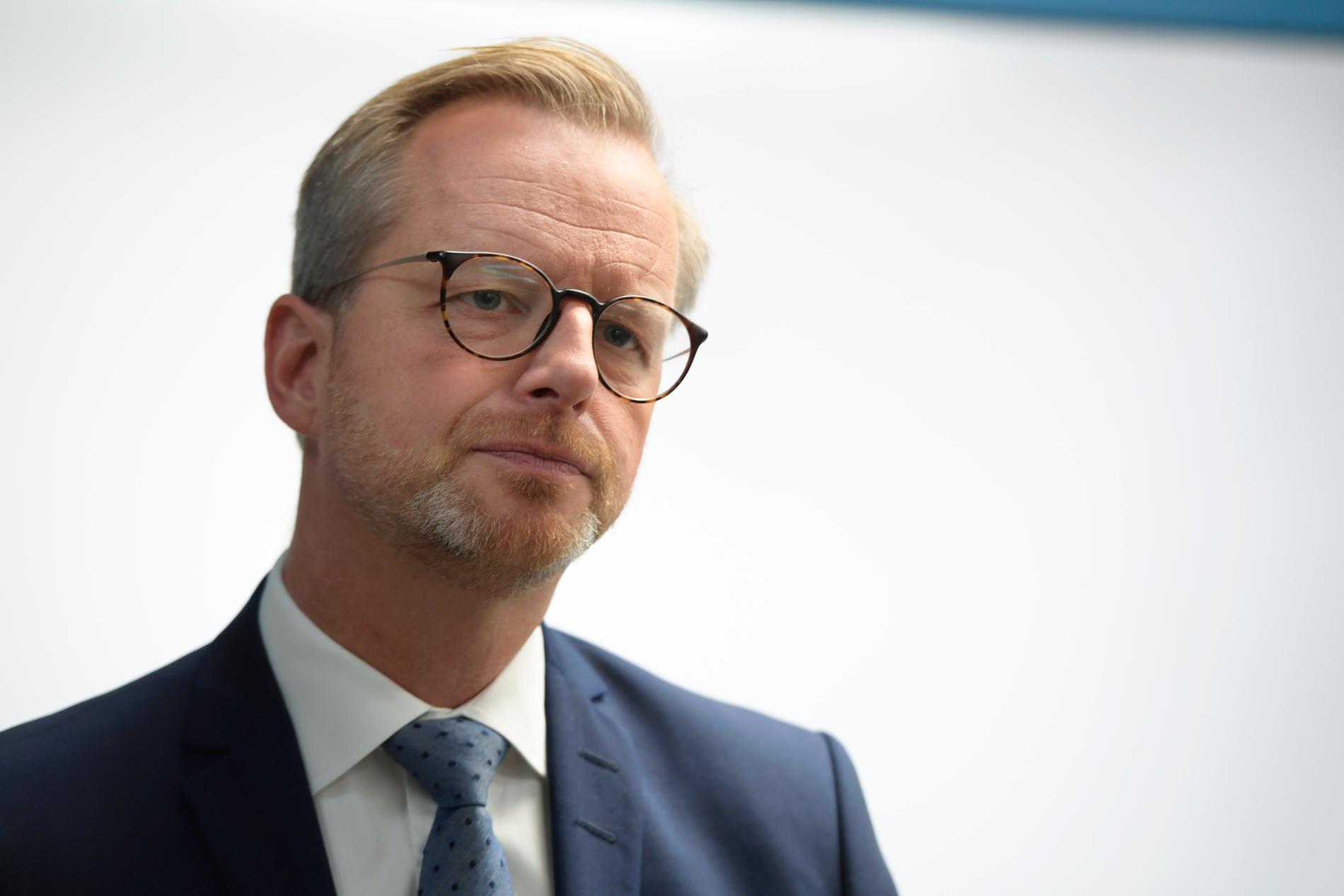Inrikesminister Mikael Damberg (S) säger att regeringen först vill ta del av expertmyndigheternas bedömning av de nya uppgifterna innan man uttalar sig om en eventuell ny utredning.