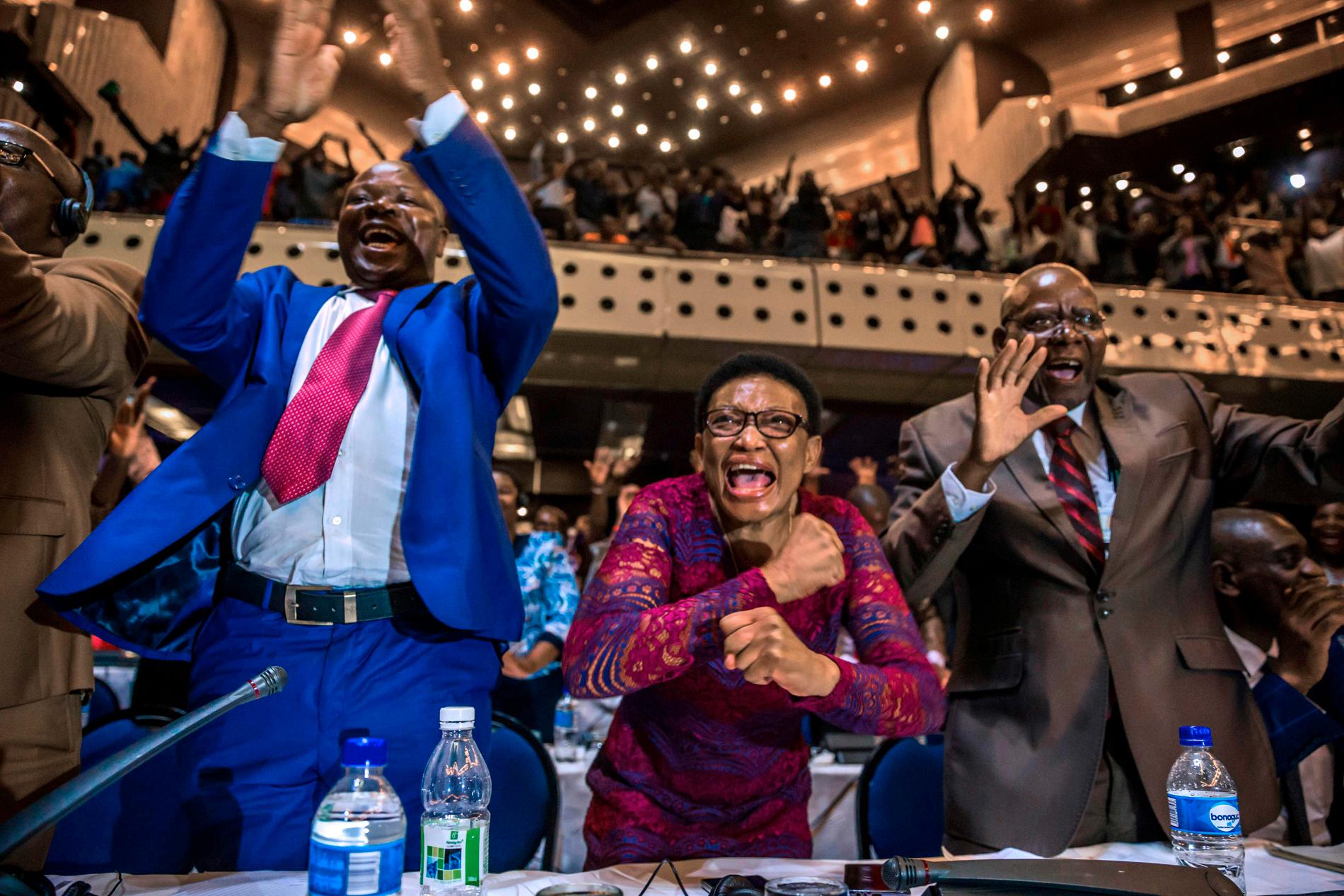Jublande delegater parlamentet  i Harare efter beskedet om Robert Mugabes avgång.