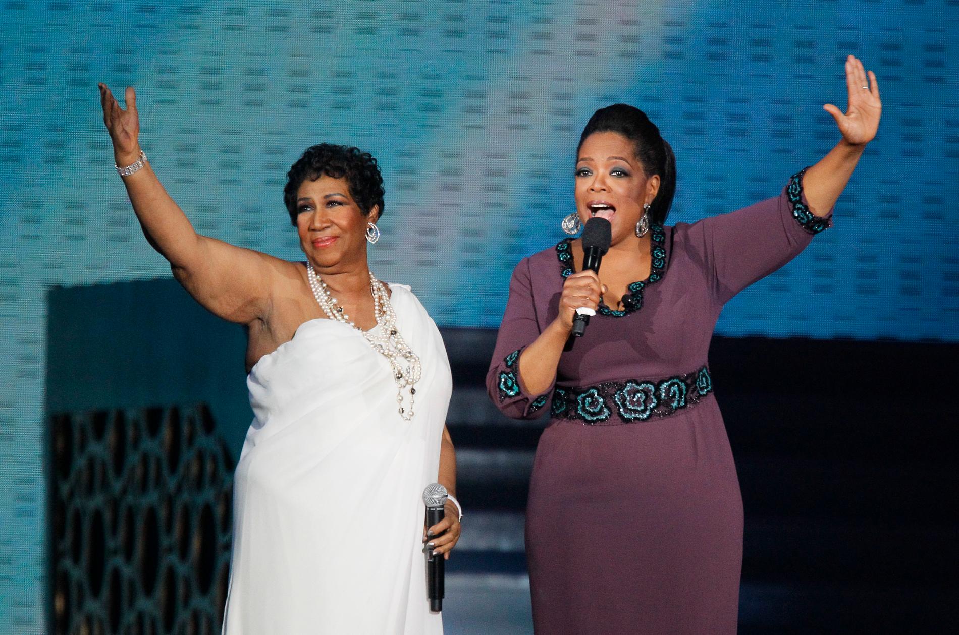 Franklin tillsammans med Oprah Winfrey vid tv-stjärnans avskedsföreställningar i Chicago i maj 2011.