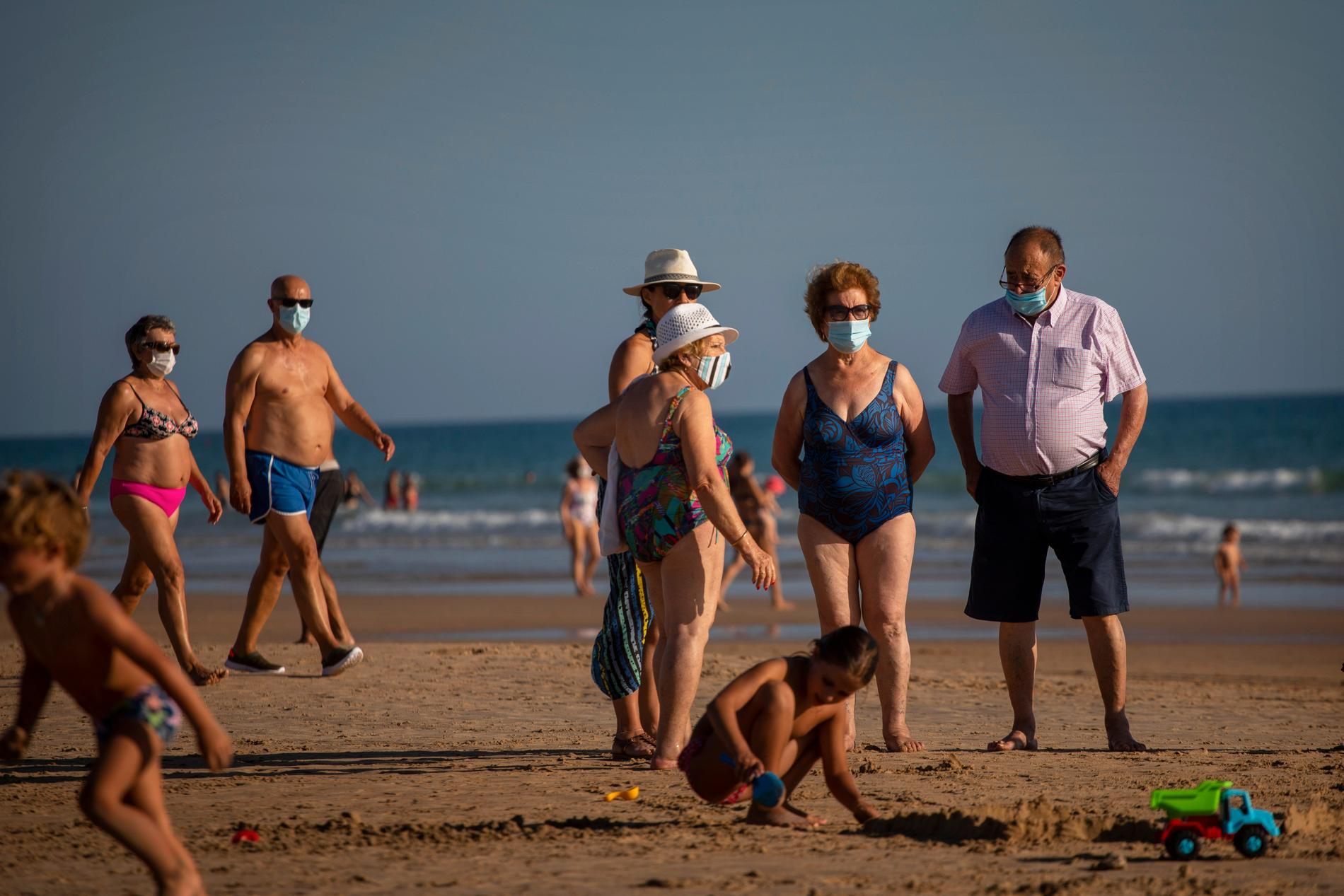 Sugen på den spanska höstsolen? Var beredd på att din temperatur mäts vid inresa – och på att bära munskydd på offentliga platser. Bilden är tagen på en strand i andalusiska Barbate i juli.