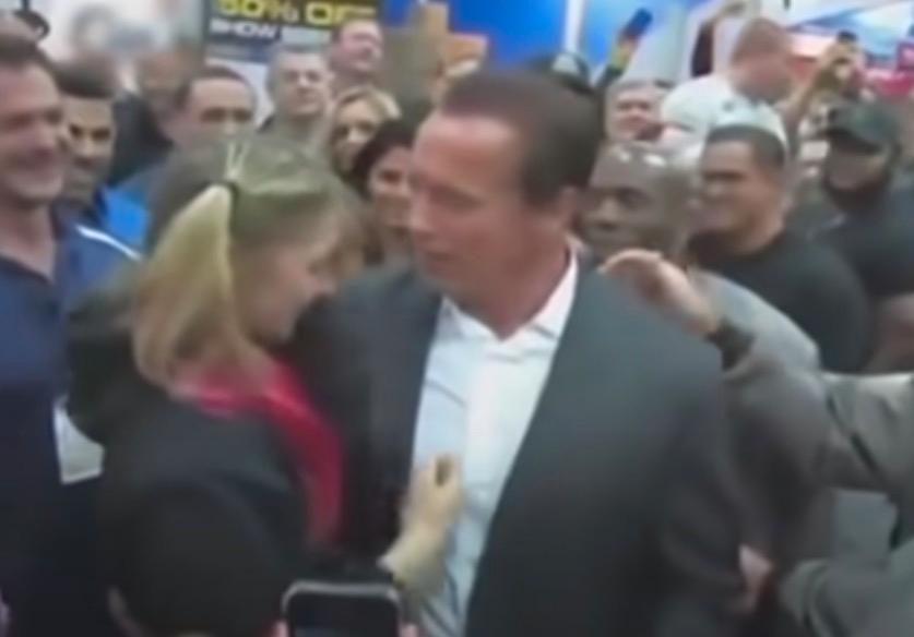 Maryana Naumova gratuleras av Arnold Schwarzenegger efter segern i ArnoldBenchBach.