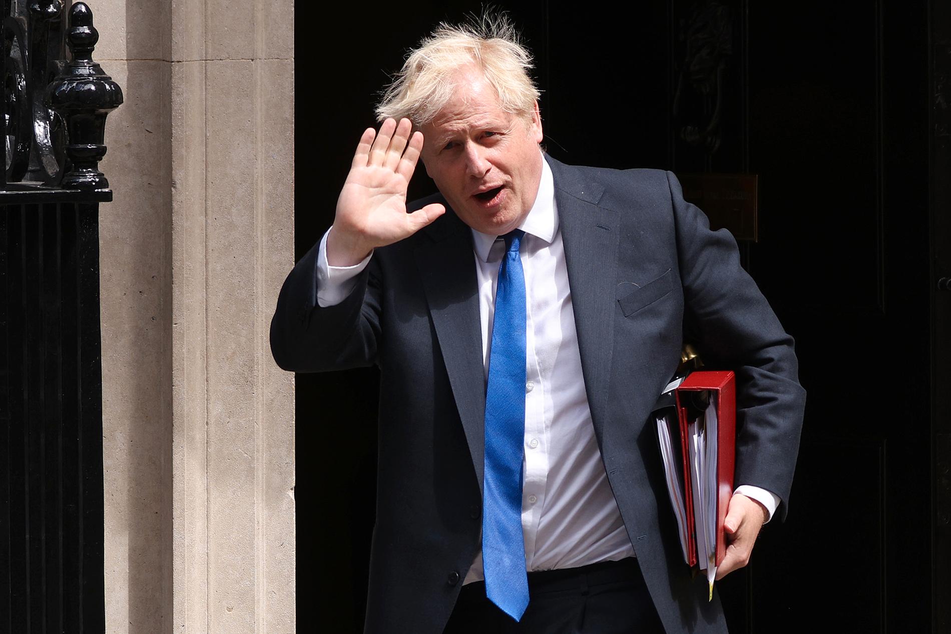 Boris Johnson på Downing Street, på väg mot utfrågningen i underhuset.