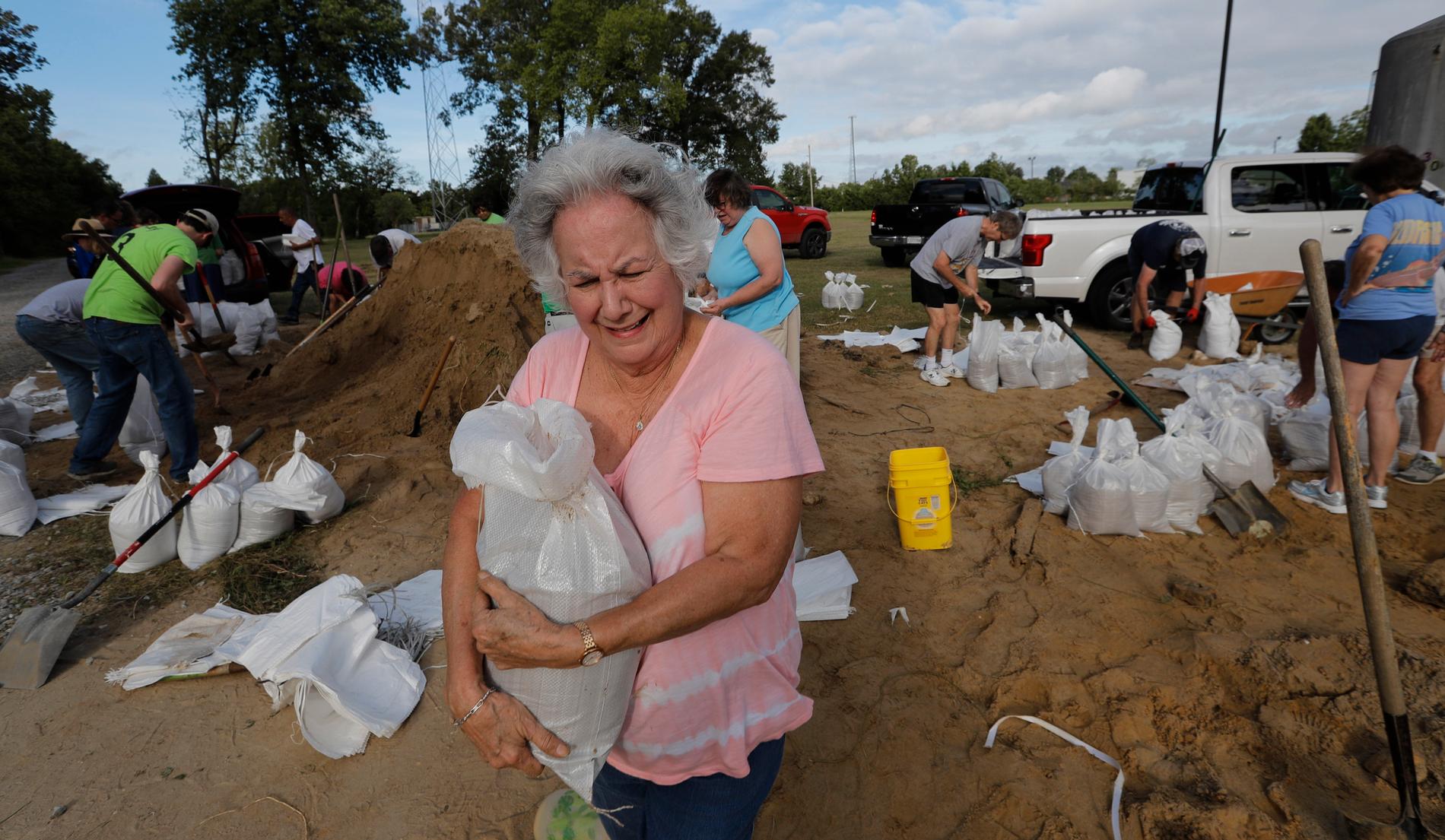Diana Moreno boende i Louisianas huvudstad Baton Rouge vid Mississippifloden är en av många som rustar sig inför ovädret Barrys ankomst.