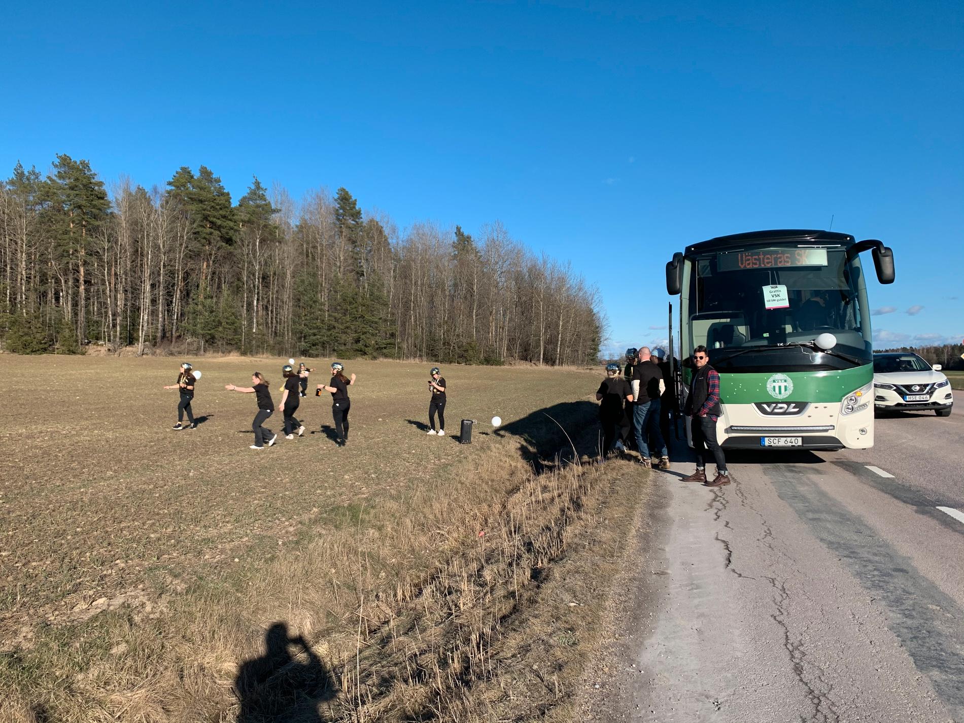 Västerås spelarbuss gick sönder på väg hem efter finalen.  