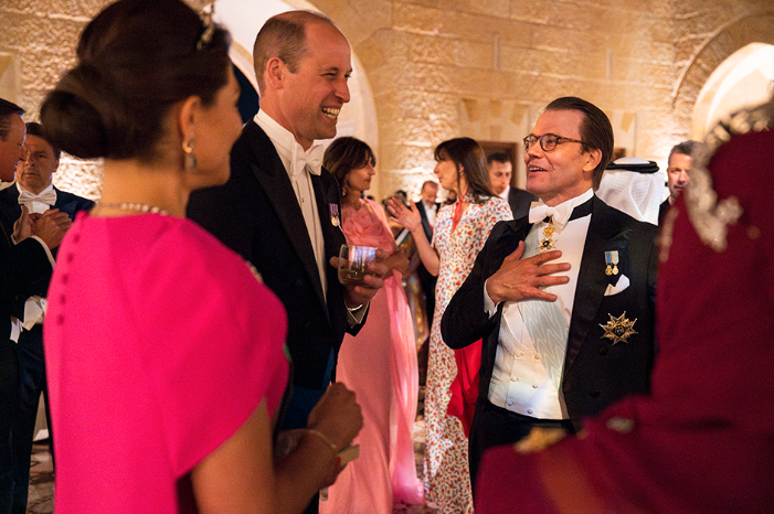 Kronprinsessan Victoria och prins Daniel samtalar med prins William på kvällens bröllopsmottagning. 